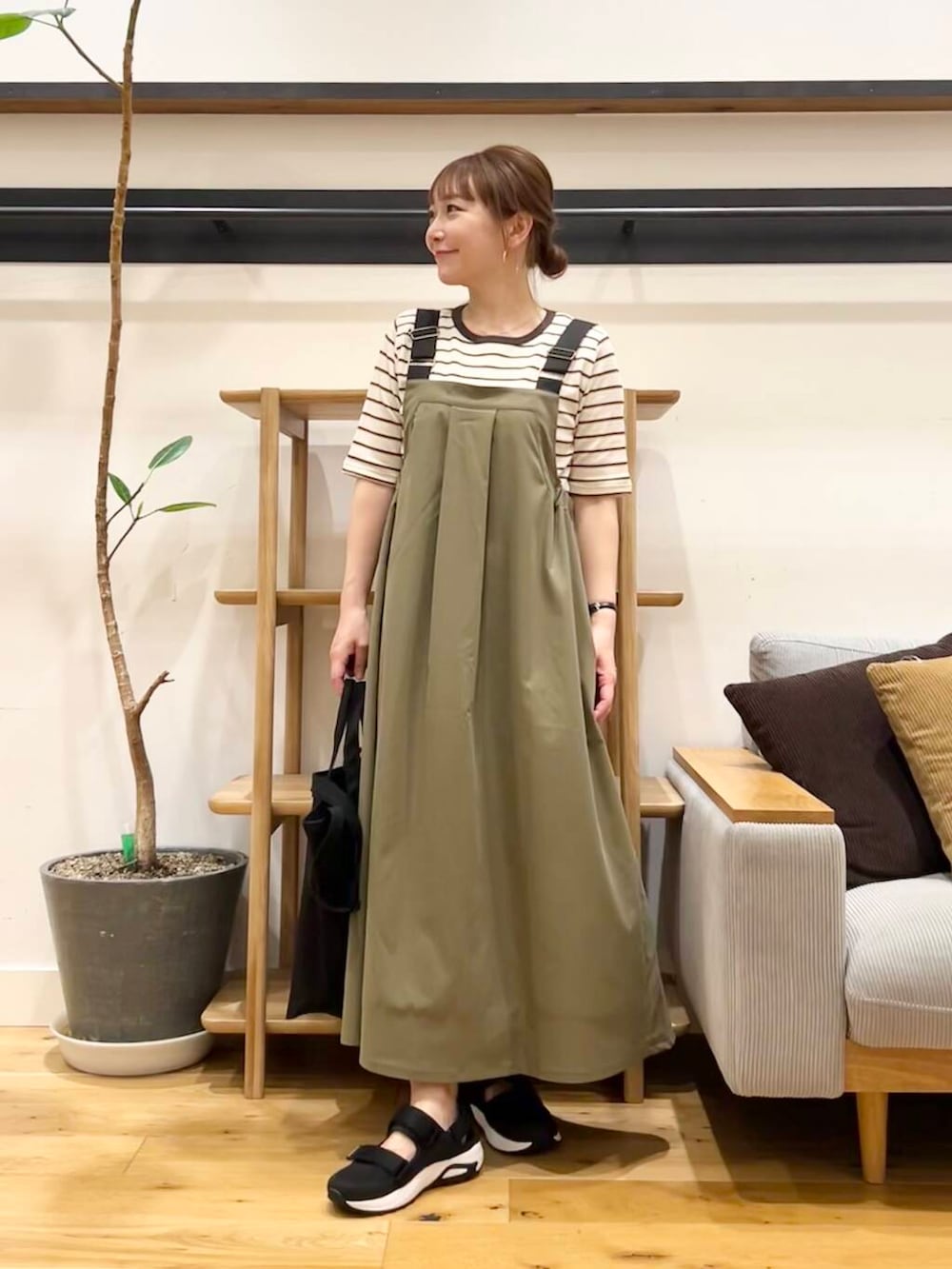 「doors、低身長コーデ、フェスコーデ、40代、骨格ストレート、イエベ春、ストレート×イエベ春、ストレート×イエベ」｜「URBAN RESEARCH DOORSの『WEB/一部店舗限定カラー』『UR TECH POLIsh POLI』ワークジャンスカ（ワンピース、グリーン系）」を使った、+++ゆき+++さん（レディース・151cm）の春コーディネートの2枚目の写真