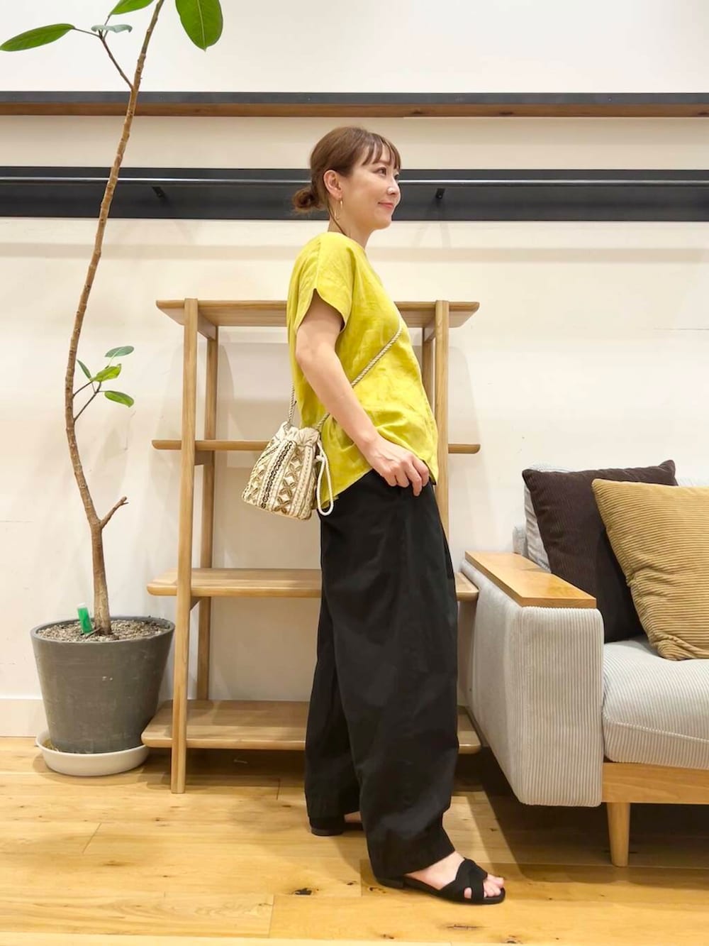「doors、低身長コーデ、40代、骨格ストレート、イエベ春、ストレート×イエベ春、ストレート×イエベ、リネン着こなし術、万能ブラウスコーデ、洒落見えイージーパンツ×サンダル、イージーパンツ×サンダル」|「URBAN RESEARCH DOORSの『一部WEB限定カラー』セパレートフラットサンダル(サンダル、ブラック系)」を使った、+++ゆき+++さん(レディース・151cm)の夏コーディネートの4枚目の写真