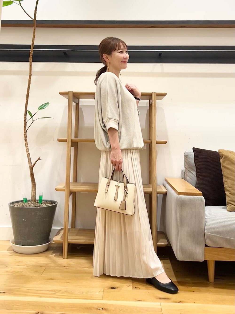 「doors、低身長コーデ、40代、春カラーコーデ、骨格ストレート、イエベ春、ストレート×イエベ春、ストレート×イエベ」｜「RODE SKOの『ドラマ着用商品』チャーム付ミドルバッグ『Msize』（トートバッグ、ホワイト系）」を使った、+++ゆき+++さん（レディース・151cm）の春コーディネートの4枚目の写真