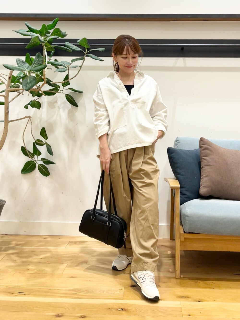 ホワイト系のシャツ/ブラウス、ベージュ系のその他パンツ、ホワイト系のスニーカーを着用したレディースの秋コーディネートの3枚目の写真