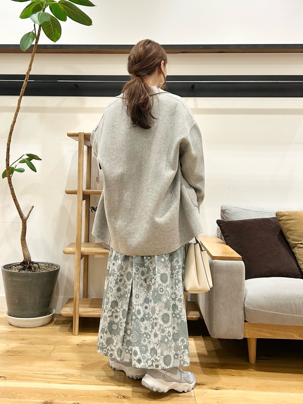 ベージュ系のスウェット、グリーン系のスカート、グレー系のトートバッグを着用したレディースの冬コーディネートの6枚目の写真