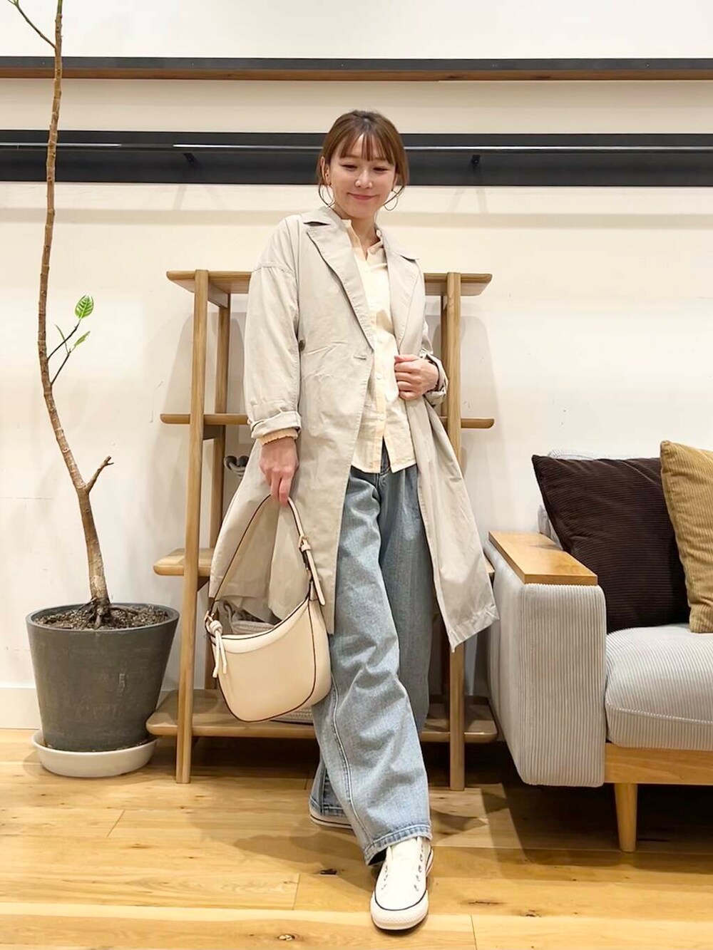 「doors、低身長コーデ、40代、骨格ストレート、イエベ春、ストレート×イエベ春、ストレート×イエベ、ブラウスが主役の春コーデ」|「URBAN RESEARCH DOORSの2タックギャザーデニムパンツ(デニムパンツ、ブルー系)」を使った、+++ゆき+++さん(レディース・151cm)の春コーディネートの5枚目の写真