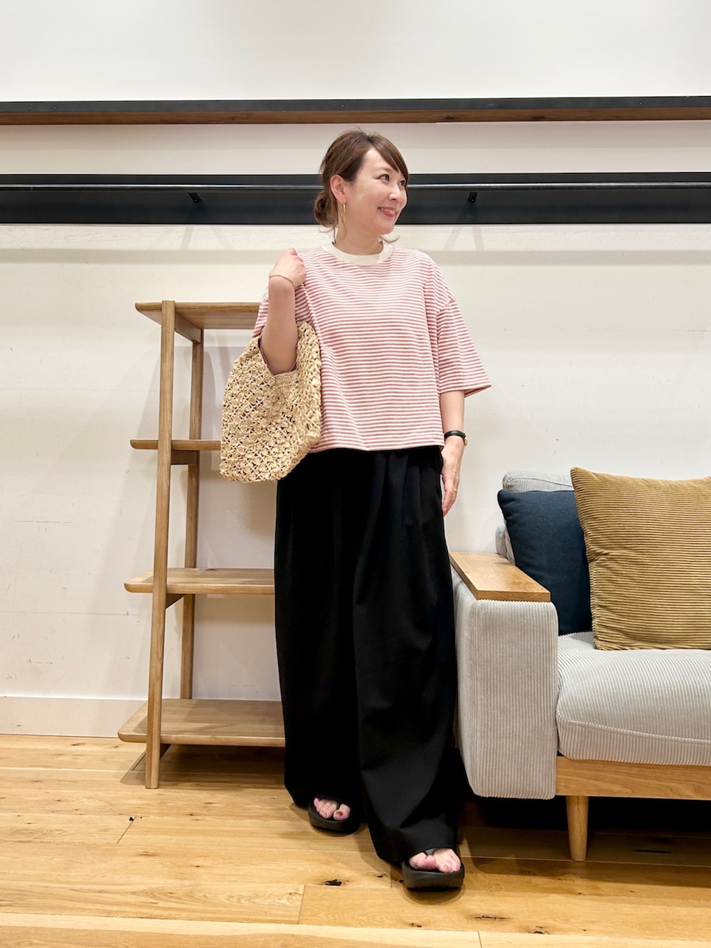 レッド系のTシャツ/カットソー、ブラック系のその他パンツ、ブラック系のサンダルを着用したレディースの春コーディネートの5枚目の写真