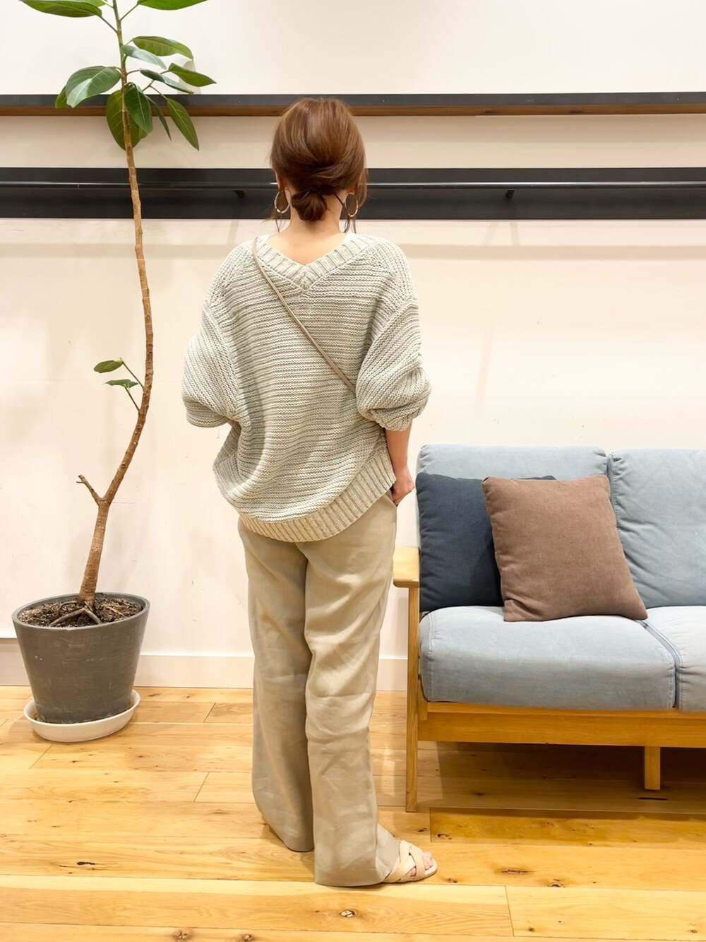 グリーン系のカーディガン/ボレロ、グレー系のショルダーバッグ、ベージュ系のパンツを着用したレディースの春コーディネートの3枚目の写真