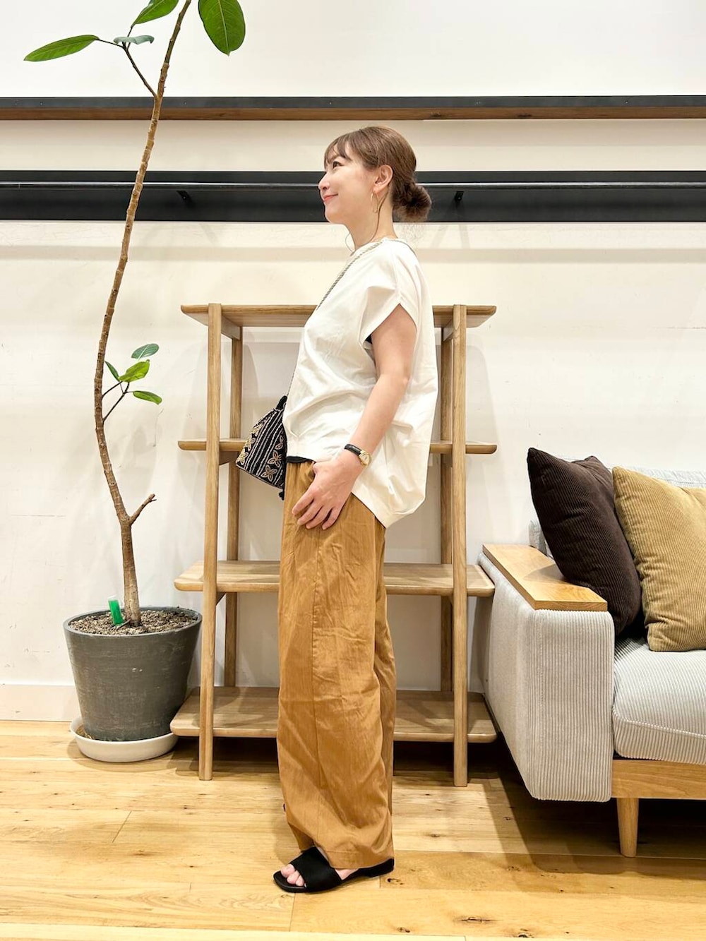 「doors、低身長コーデ、40代、骨格ストレート、イエベ春、ストレート×イエベ春、ストレート×イエベ、一枚で決まるtシャツ」｜「URBAN RESEARCH DOORSのコットンバックタックフレンチプルオーバー（Tシャツ/カットソー、ホワイト系）」を使った、+++ゆき+++さん（レディース・151cm）の夏コーディネートの2枚目の写真