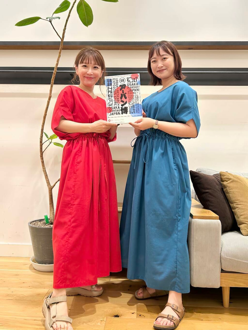 「doors、低身長コーデ、40代、骨格ストレート、イエベ春、ストレート×イエベ春、ストレート×イエベ、リネン着こなし術」｜「URBAN RESEARCH DOORSの『WEB/一部店舗限定サイズ』『UR TECH 高機能リネン』ウエストギャザーワンピース（ワンピース、レッド系）」を使った、+++ゆき+++さん（レディース・151cm）の夏コーディネートの2枚目の写真