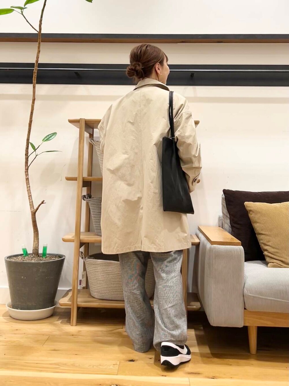 「doors、低身長コーデ、40代、骨格ストレート、イエベ春、ストレート×イエベ春、ストレート×イエベ、シャツが主役の春コーデ」｜「URBAN RESEARCH DOORSのスタンドカラーミドルコート（その他アウター、ベージュ系）」を使った、+++ゆき+++さん（レディース・151cm）の春コーディネートの8枚目の写真