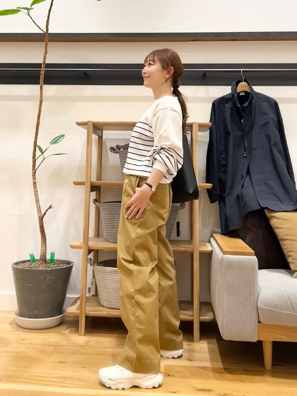「doors、低身長コーデ、40代、骨格ストレート、イエベ春、ストレート×イエベ春、ストレート×イエベ、春のジャケットスタイル」|「NIKEのNIKE TC7900(スニーカー、ホワイト系)」を使った、+++ゆき+++さん(レディース・151cm)の春コーディネートの3枚目の写真