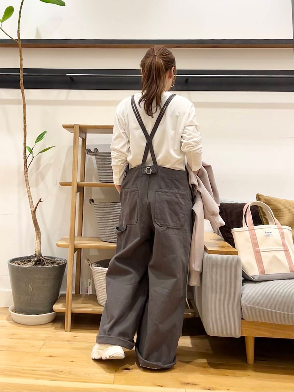 「doors、低身長コーデ、40代、骨格ストレート、イエベ春、ストレート×イエベ春、ストレート×イエベ、新作スニーカーコーデ、最旬スウェットコーデ」｜「NIKEのNIKE　TC7900（スニーカー、ホワイト系）」を使った、+++ゆき+++さん（レディース・151cm）の春コーディネートの3枚目の写真