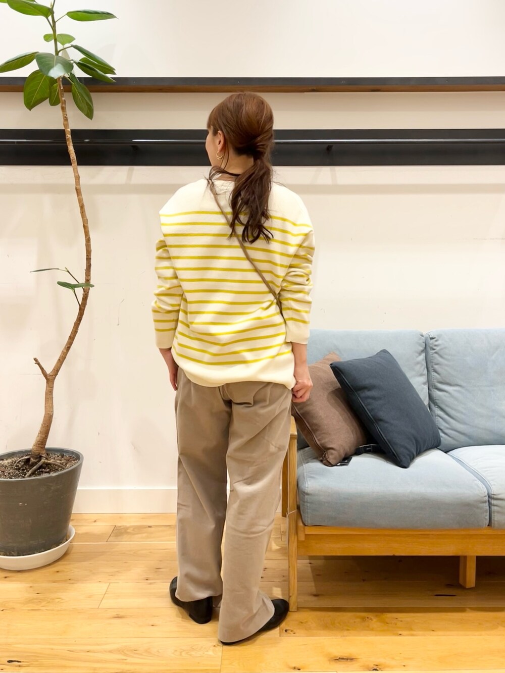その他のニット/セーター、ベージュ系のその他パンツ、ホワイト系のショルダーバッグを着用したレディースの冬コーディネートの4枚目の写真
