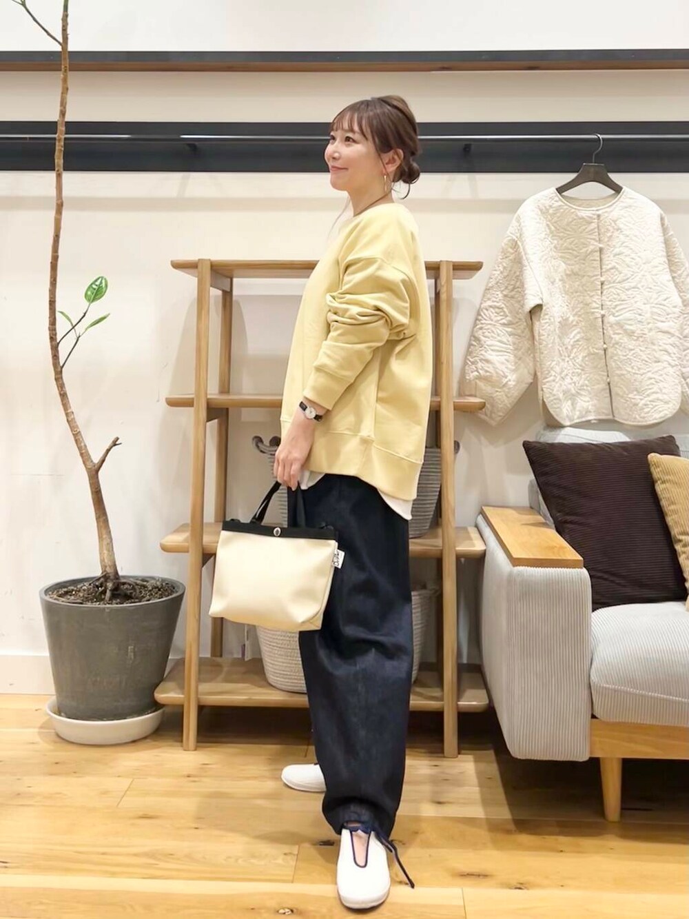 「doors、低身長コーデ、40代、春カラーコーデ、骨格ストレート、イエベ春、ストレート×イエベ春、ストレート×イエベ」｜「URBAN RESEARCH DOORSのUSAコットンラウンドヘムカットソー（Tシャツ/カットソー、ホワイト系）」を使った、+++ゆき+++さん（レディース・151cm）の春コーディネートの2枚目の写真