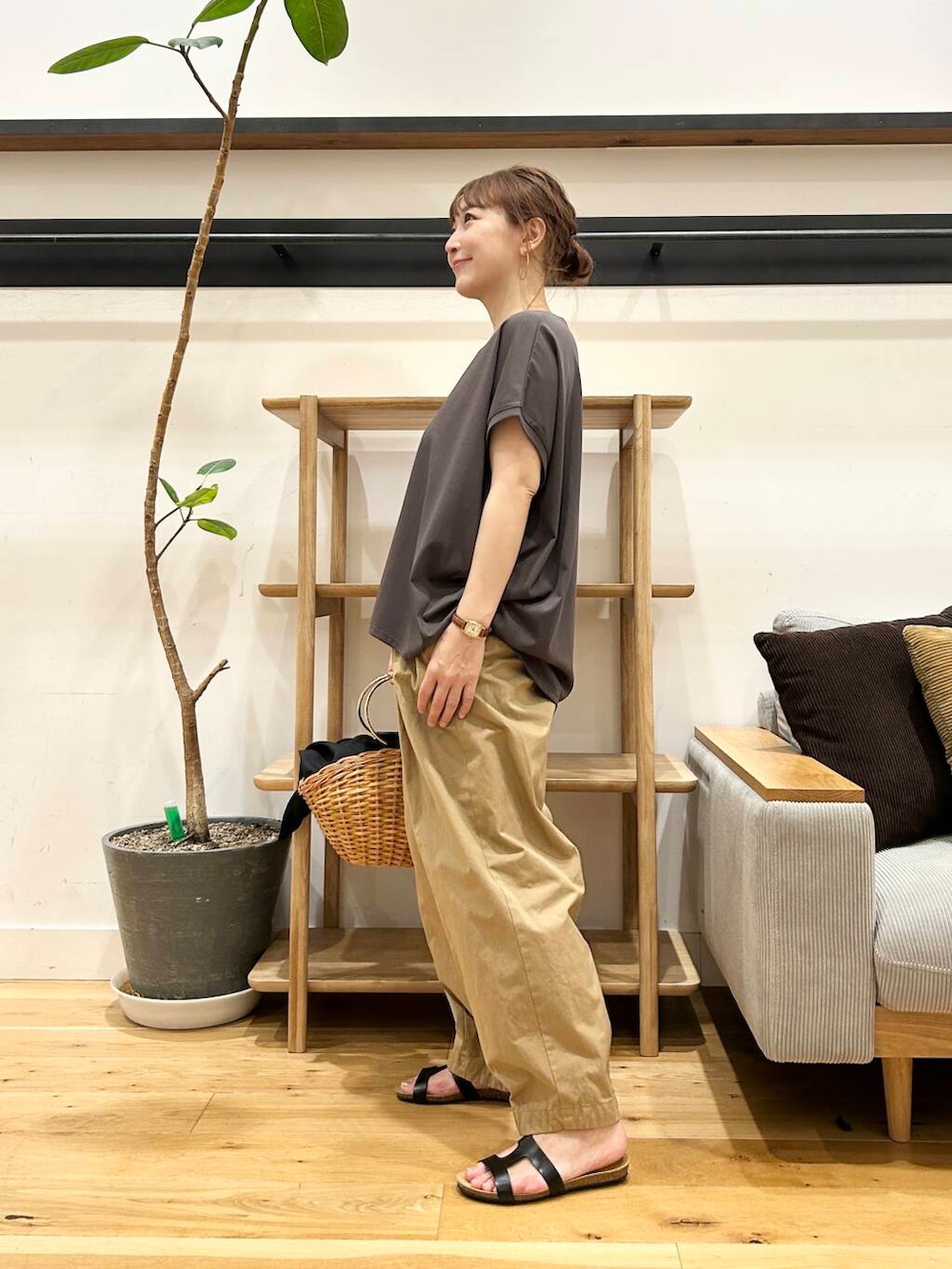 「doors、低身長コーデ、40代、骨格ストレート、イエベ春、きれいめ派のtシャツコーデ、ストレート×イエベ」｜「URBAN RESEARCH DOORSの『UR TECH』汗染み防止ドルマンTシャツ（Tシャツ/カットソー、グレー系）」を使った、+++ゆき+++さん（レディース・151cm）の夏コーディネートの2枚目の写真