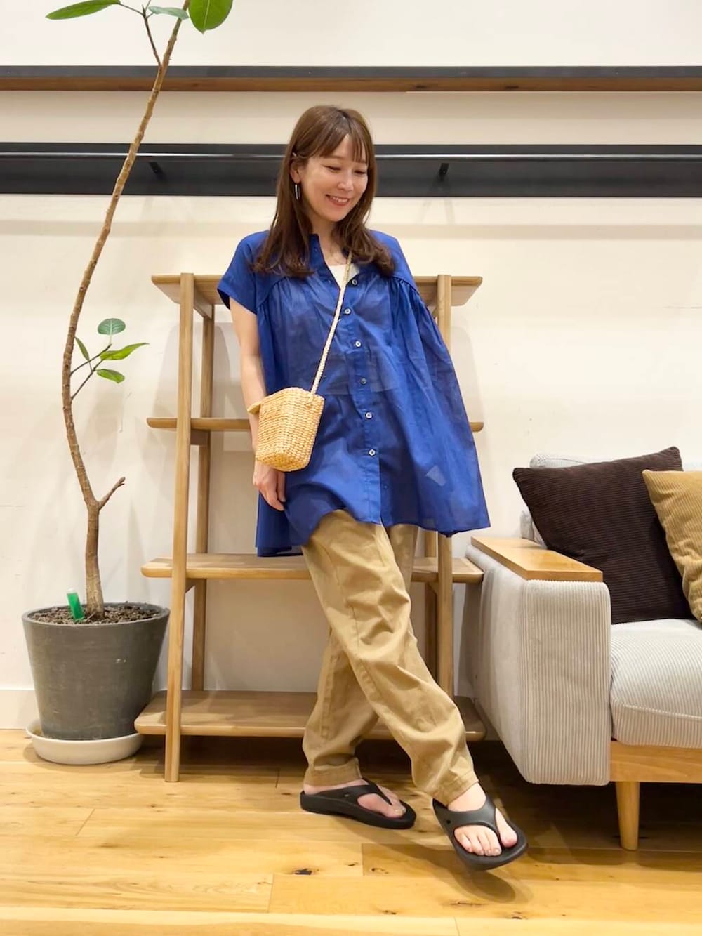 「doors、低身長コーデ、40代、骨格ストレート、イエベ春、ストレート×イエベ春、ストレート×イエベ、万能ブラウスコーデ」｜「OOFOSのOOFOS　Ooriginal（サンダル、ブラック系）」を使った、+++ゆき+++さん（レディース・151cm）の夏コーディネートの4枚目の写真