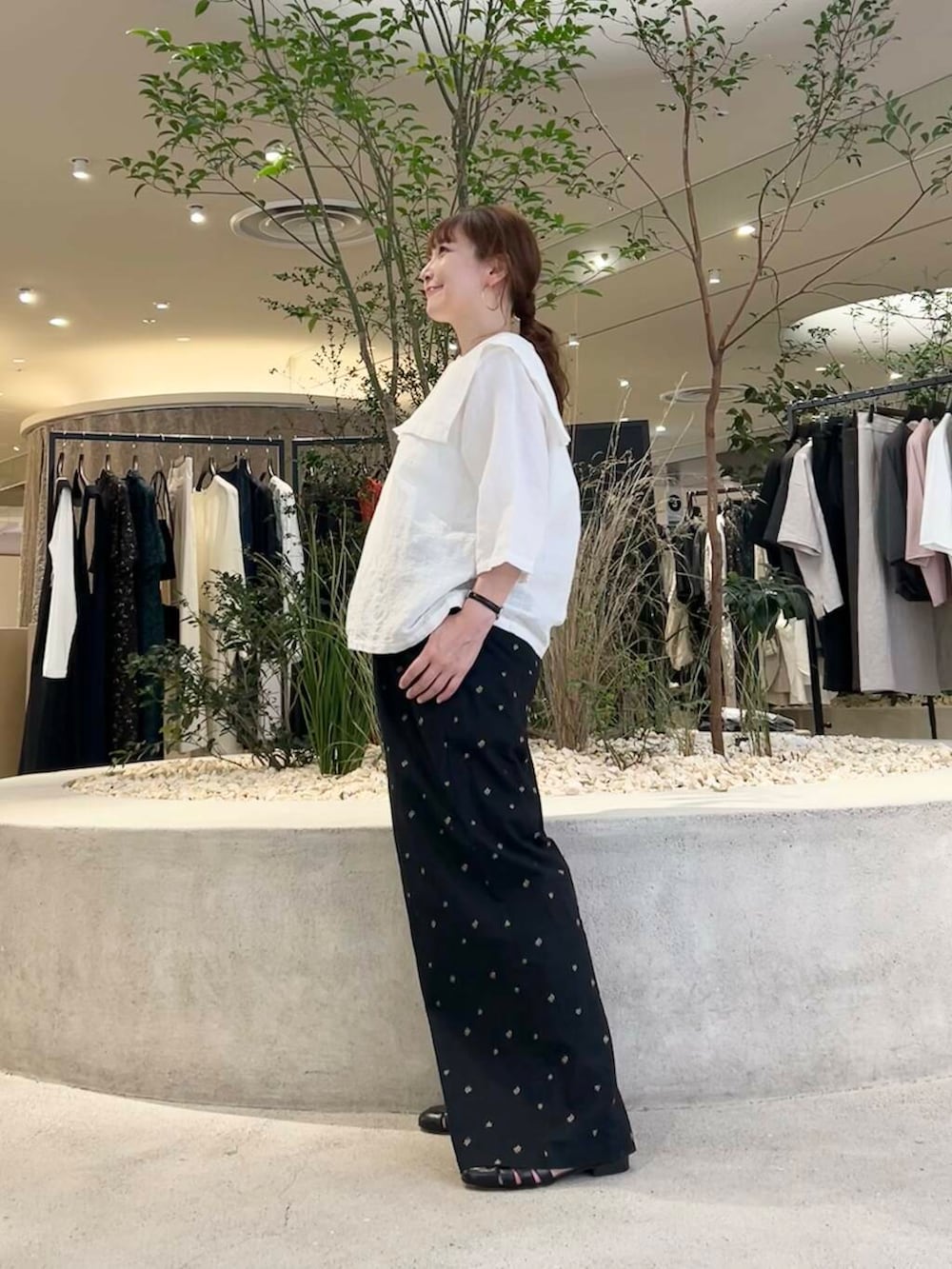 「doors、低身長コーデ、40代、骨格ストレート、イエベ春、ストレート×イエベ春、ストレート×イエベ、トレンドシャツ」｜「かぐれのビッグカラー2WAYブラウス（Tシャツ/カットソー、ホワイト系）」を使った、+++ゆき+++さん（レディース・151cm）の春コーディネートの4枚目の写真