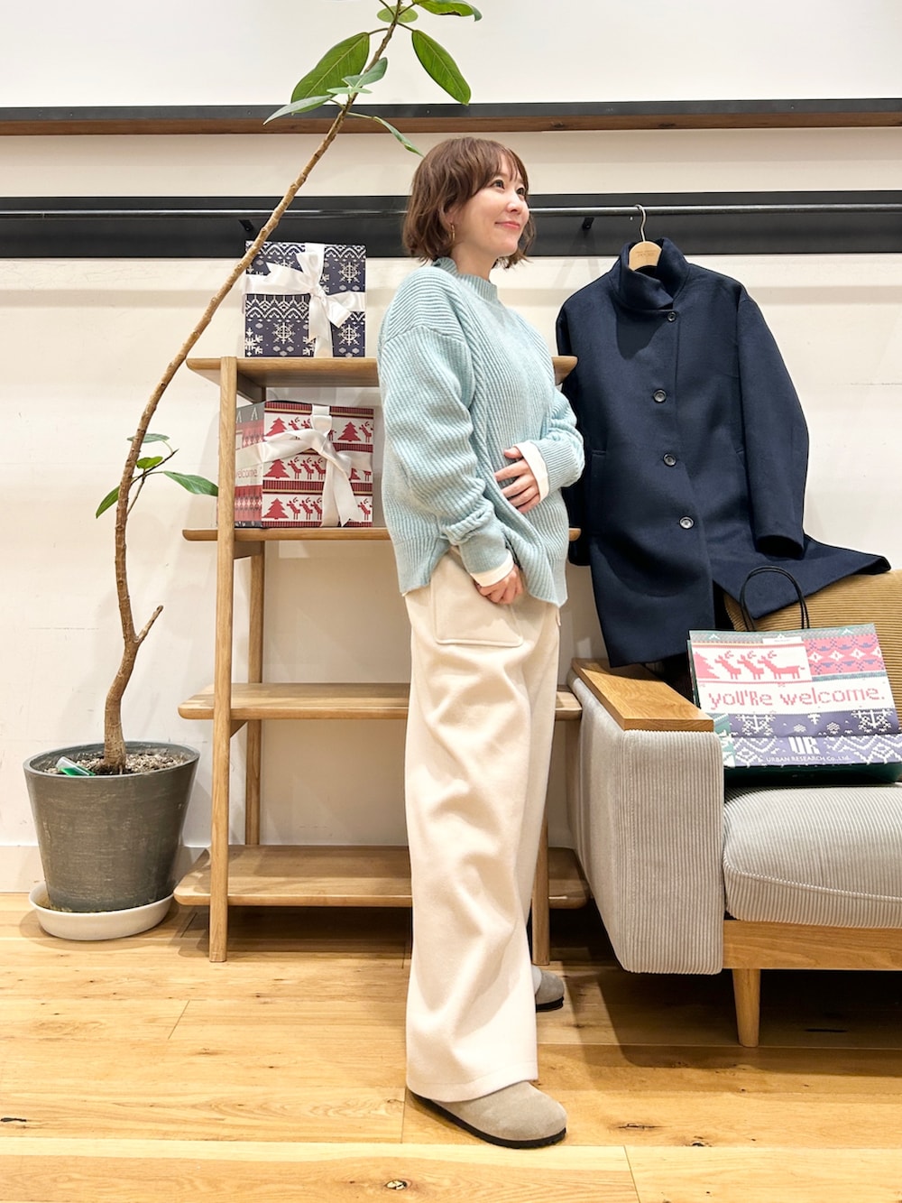 ブルー系のその他アウター、グリーン系のニット/セーター、ホワイト系のその他パンツを着用したレディースの冬コーディネートの5枚目の写真