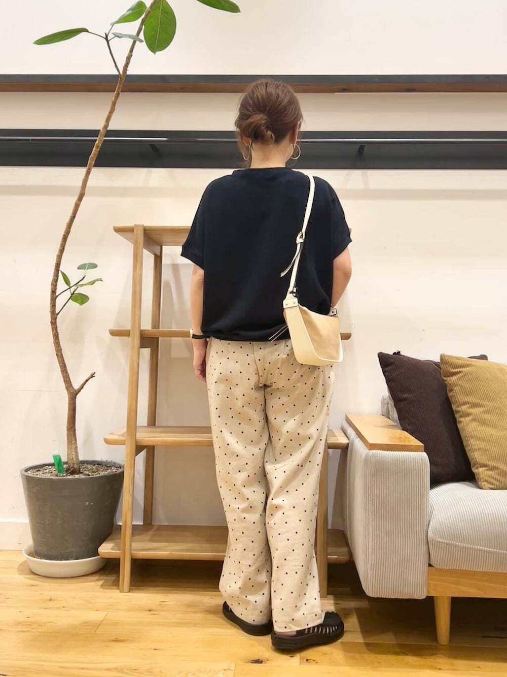 「doors、低身長コーデ、40代、骨格ストレート、イエベ春、ストレート×イエベ春、ストレート×イエベ、カジュアル派のtシャツコーデ、洒落見えイージーパンツ×サンダル、私が選ぶセールアイテム25ss」｜「MARCO BIANCHINIのMARCO BIANCHINI　キャンバスレザーバッグ（ショルダーバッグ、ホワイト系）」を使った、+++ゆき+++さん（レディース・151cm）の夏コーディネートの3枚目の写真