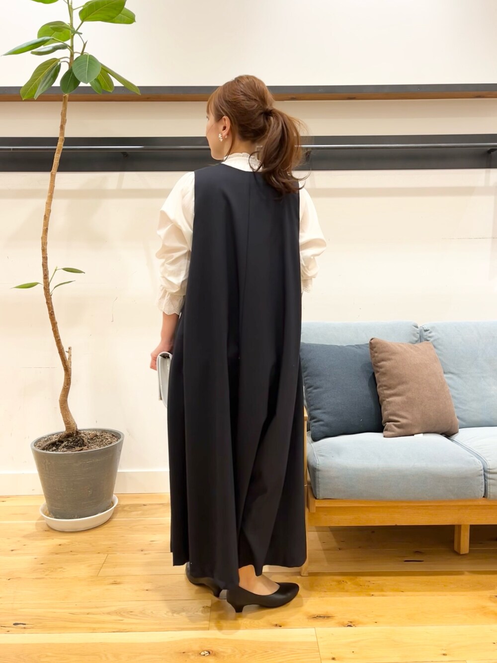 ホワイト系のシャツ/ブラウス、ブルー系のワンピース、シルバー系のクラッチバッグを着用したレディースの冬コーディネートの2枚目の写真