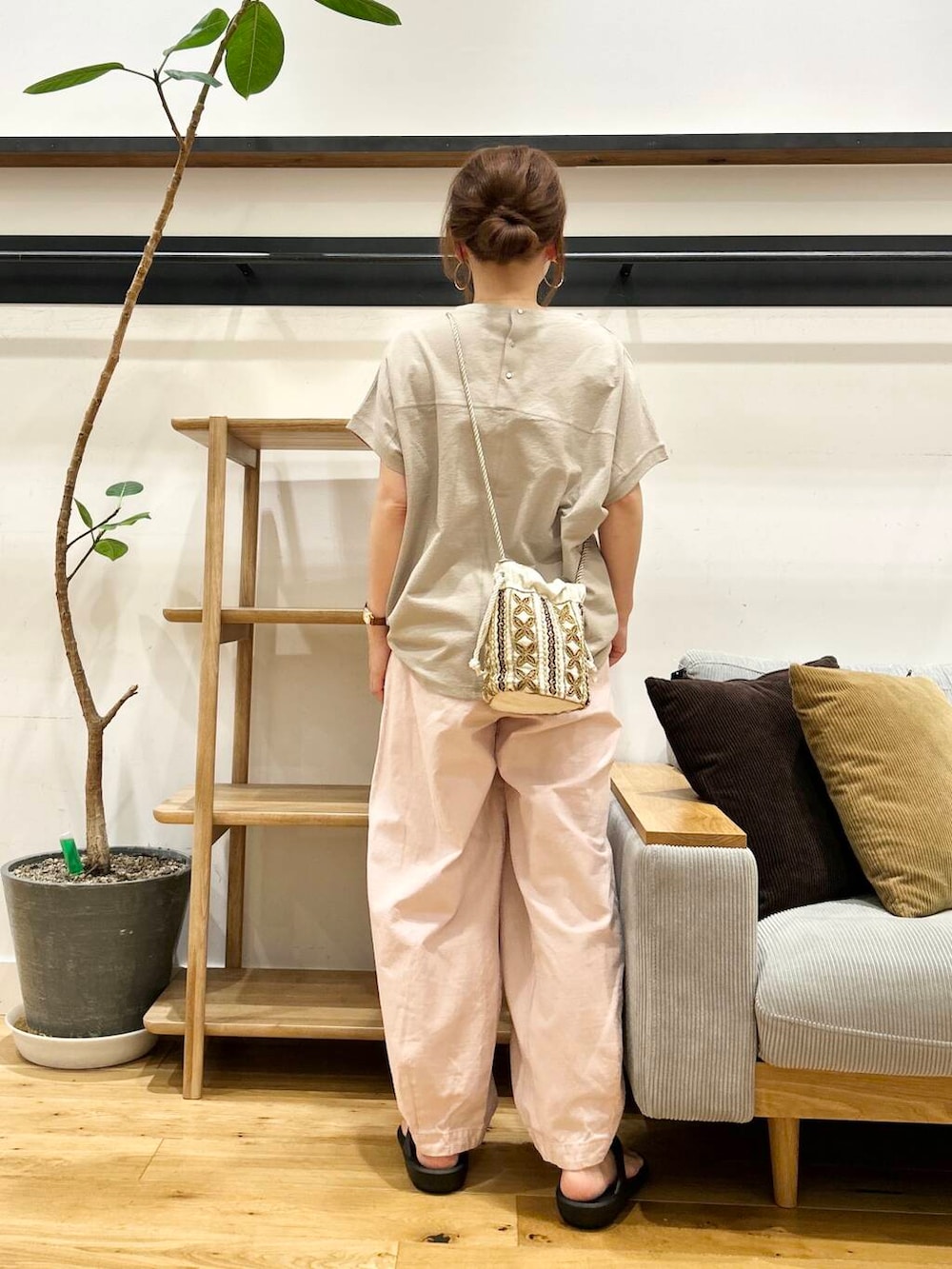 「doors、低身長コーデ、40代、骨格ストレート、イエベ春、ストレート×イエベ春、ストレート×イエベ、一枚で決まるtシャツ、洒落見えイージーパンツ×サンダル、私が選ぶセールアイテム25ss」｜「かぐれのカラーコクーンパンツ（その他パンツ、ピンク系）」を使った、+++ゆき+++さん（レディース・151cm）の夏コーディネートの3枚目の写真