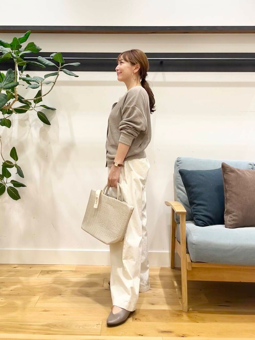 ホワイト系のタンクトップ、ベージュ系のパンプス、グレー系のカーディガン/ボレロを着用したレディースの夏コーディネートの3枚目の写真