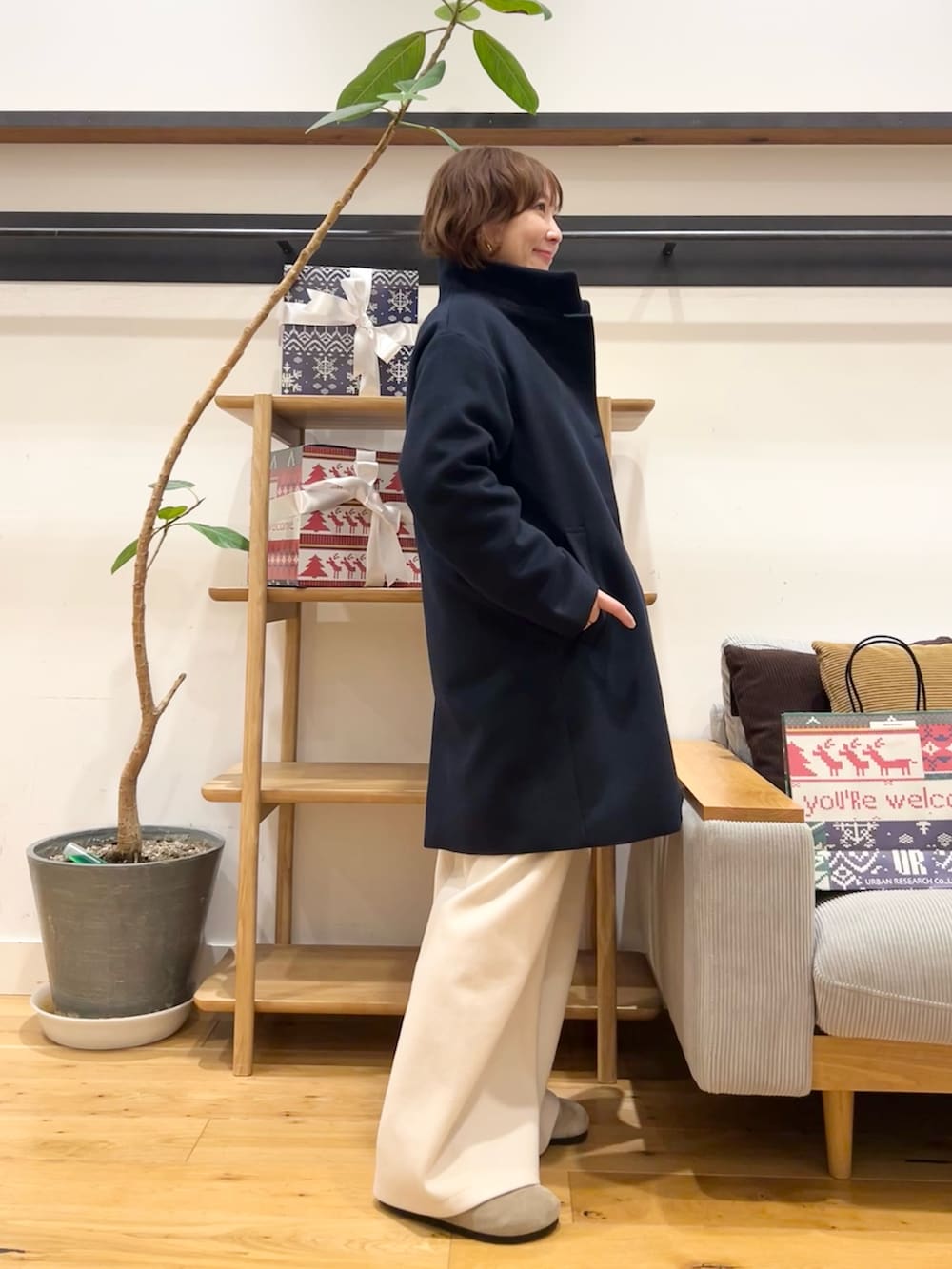 ブルー系のその他アウター、グリーン系のニット/セーター、ホワイト系のその他パンツを着用したレディースの冬コーディネートの2枚目の写真