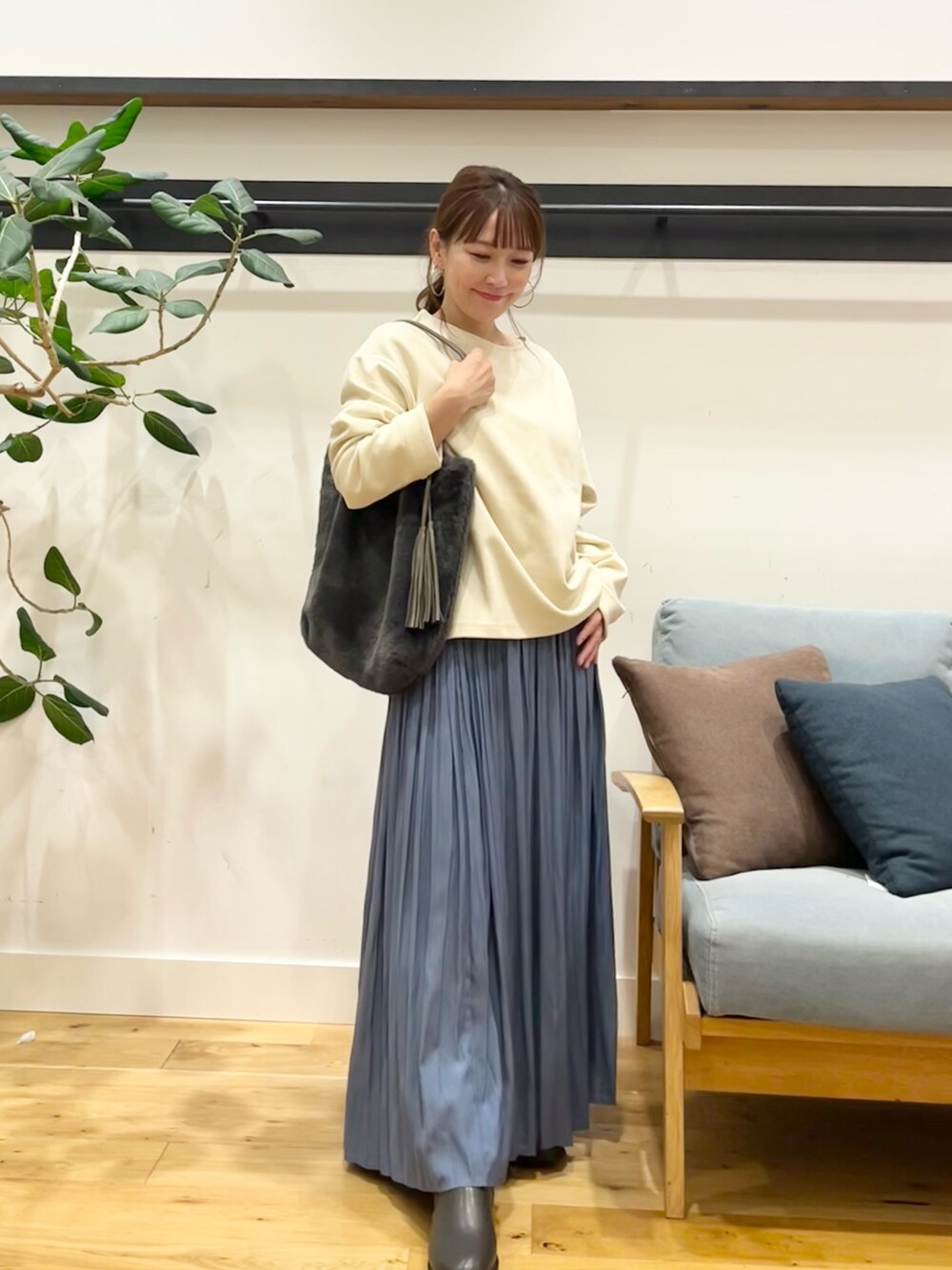 ホワイト系のTシャツ/カットソー、グレー系のトートバッグ、ブルー系のスカートを着用したレディースの秋コーディネートの4枚目の写真