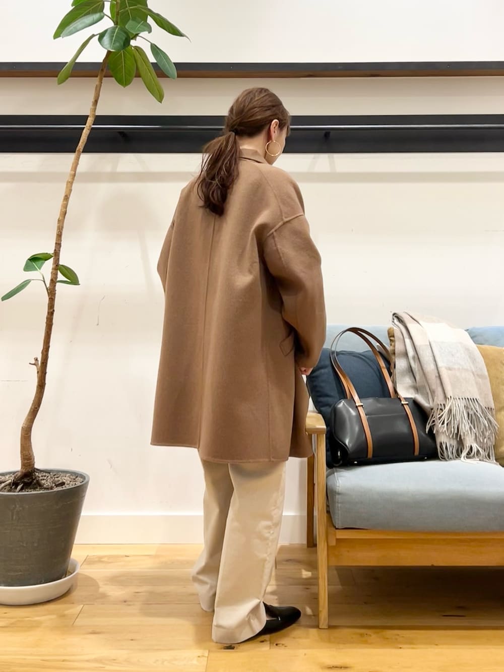 グレー系のTシャツ/カットソー、ブラック系のボストンバッグを着用したレディースの冬コーディネートの7枚目の写真