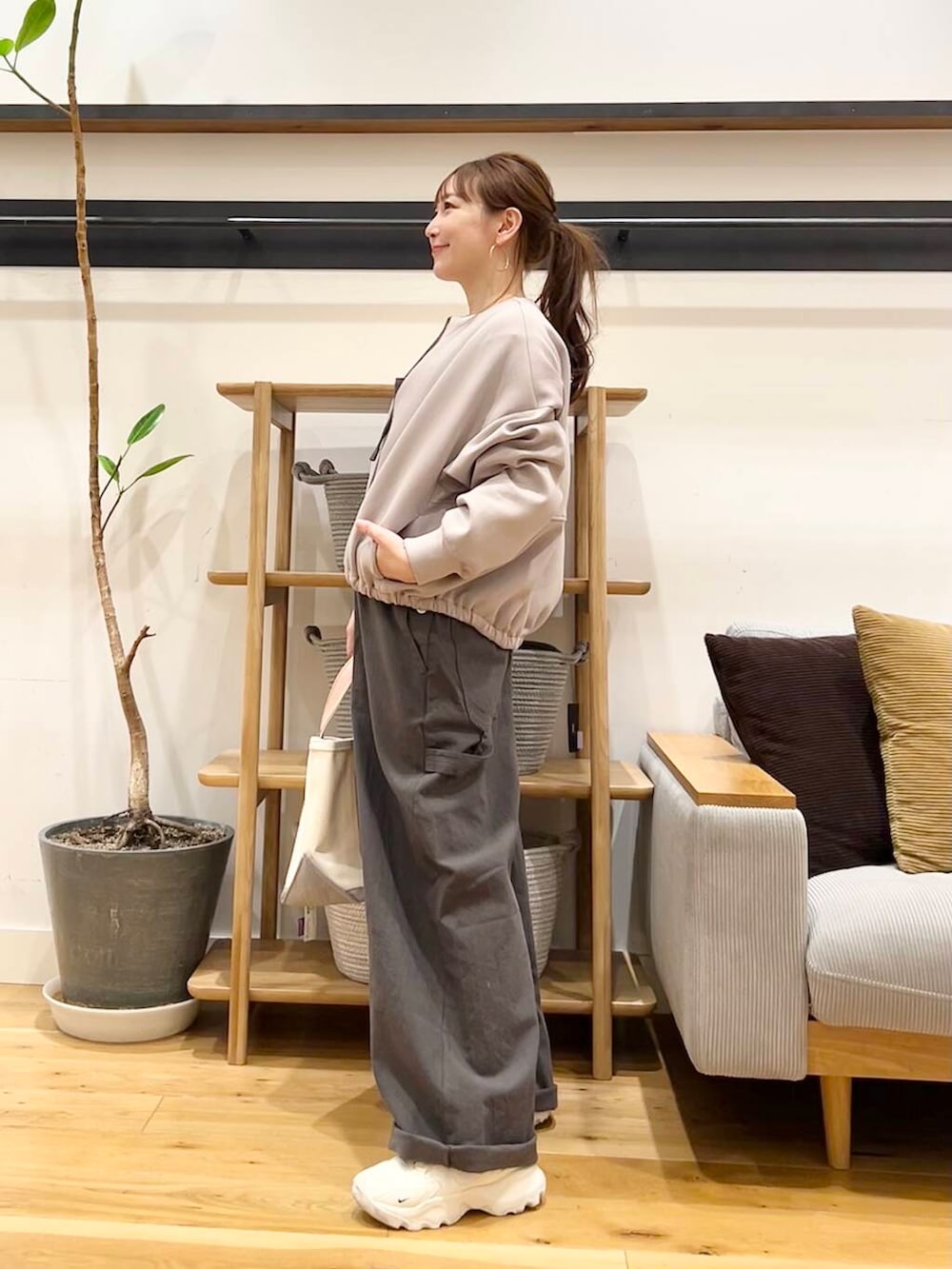 「doors、低身長コーデ、40代、骨格ストレート、イエベ春、ストレート×イエベ春、ストレート×イエベ、新作スニーカーコーデ、最旬スウェットコーデ」｜「NIKEのNIKE　TC7900（スニーカー、ホワイト系）」を使った、+++ゆき+++さん（レディース・151cm）の春コーディネートの4枚目の写真