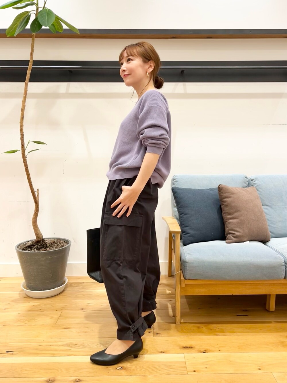 パープル系のニット/セーター、ブラック系のその他パンツ、ブラック系のトートバッグを着用したレディースの冬コーディネートの2枚目の写真