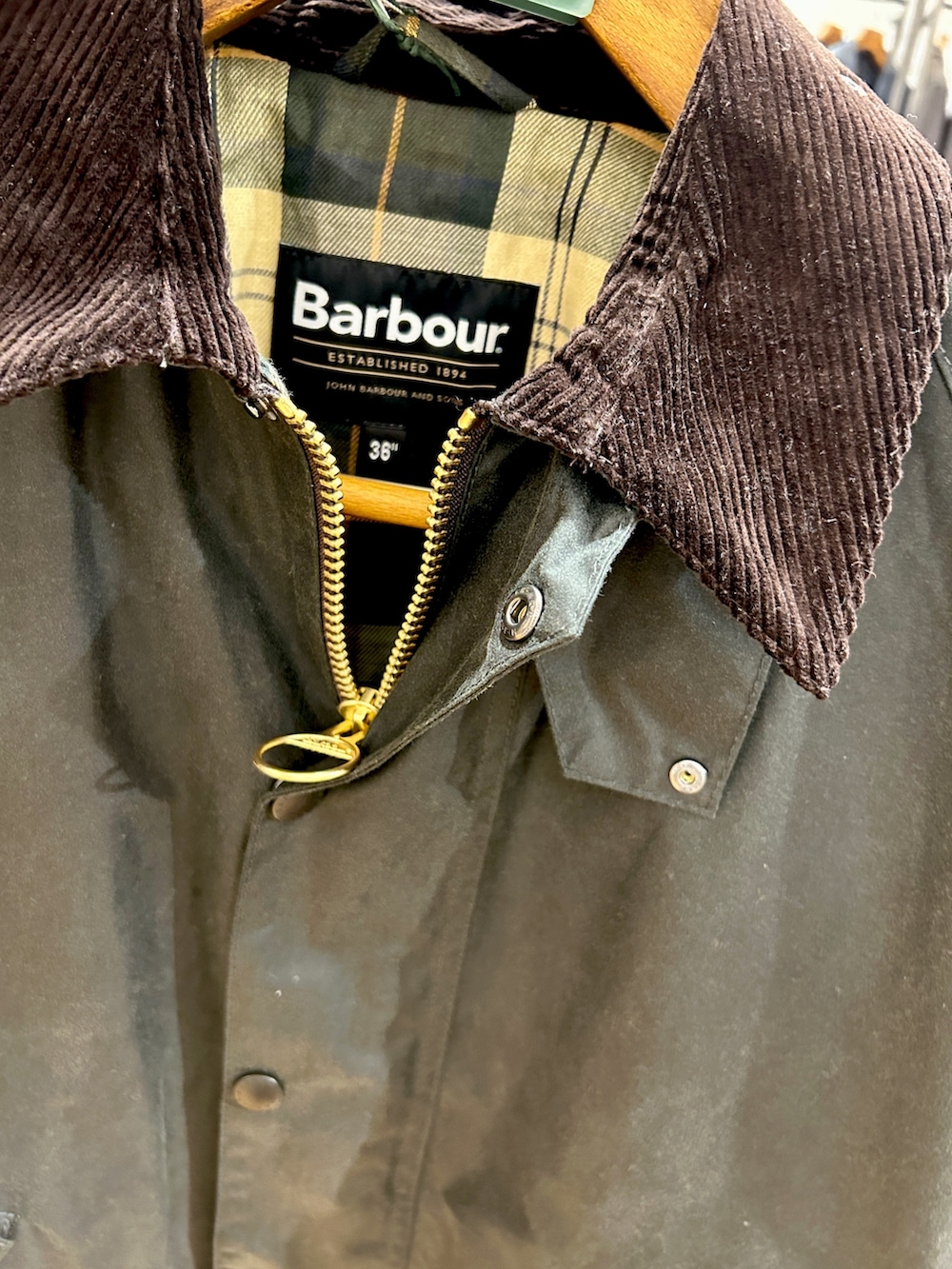 グリーン系のその他アウター、オレンジ系のニット/セーターを着用したレディースの秋コーディネートの3枚目の写真