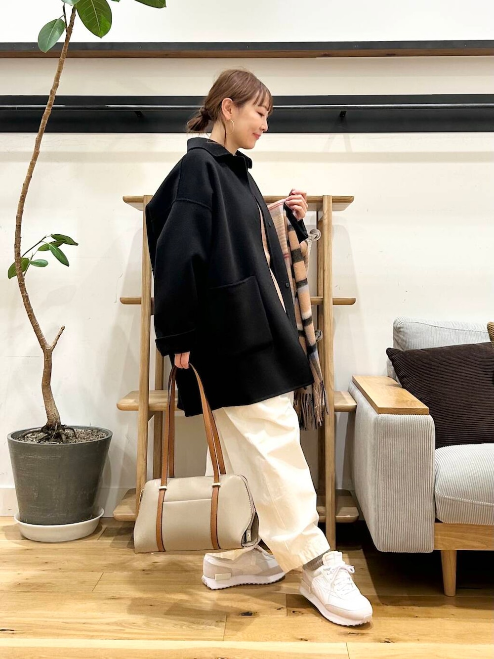 ホワイト系のスニーカー、ホワイト系のその他パンツ、ベージュ系のボストンバッグを着用したレディースの冬コーディネートの6枚目の写真