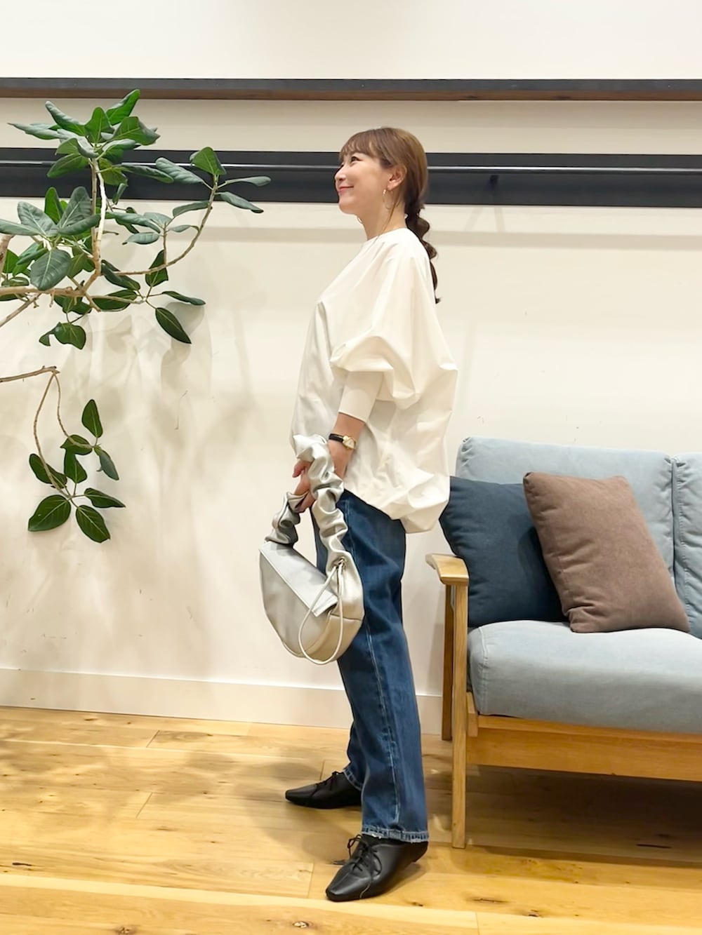 ホワイト系のシャツ/ブラウス、ブラック系のハンドバッグ、ブラック系のその他シューズを着用したレディースの秋コーディネートの2枚目の写真