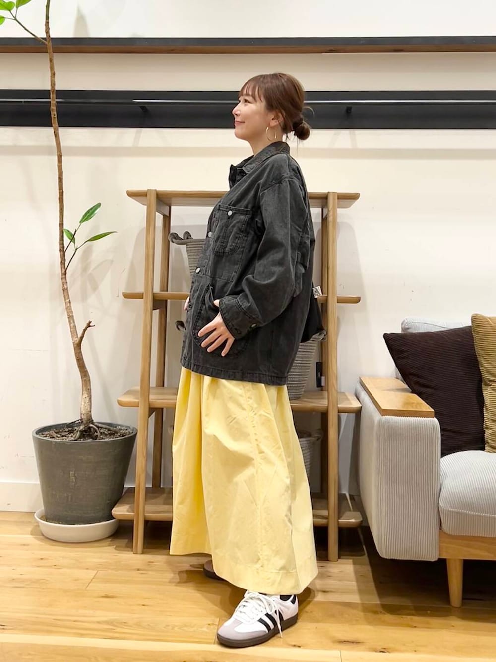 「doors、低身長コーデ、40代、春カラーコーデ、骨格ストレート、イエベ春、ストレート×イエベ春、ストレート×イエベ、新作スニーカーコーデ」｜「adidasのadidas　SAMBA OG（スニーカー、ホワイト系）」を使った、+++ゆき+++さん（レディース・151cm）の春コーディネートの3枚目の写真