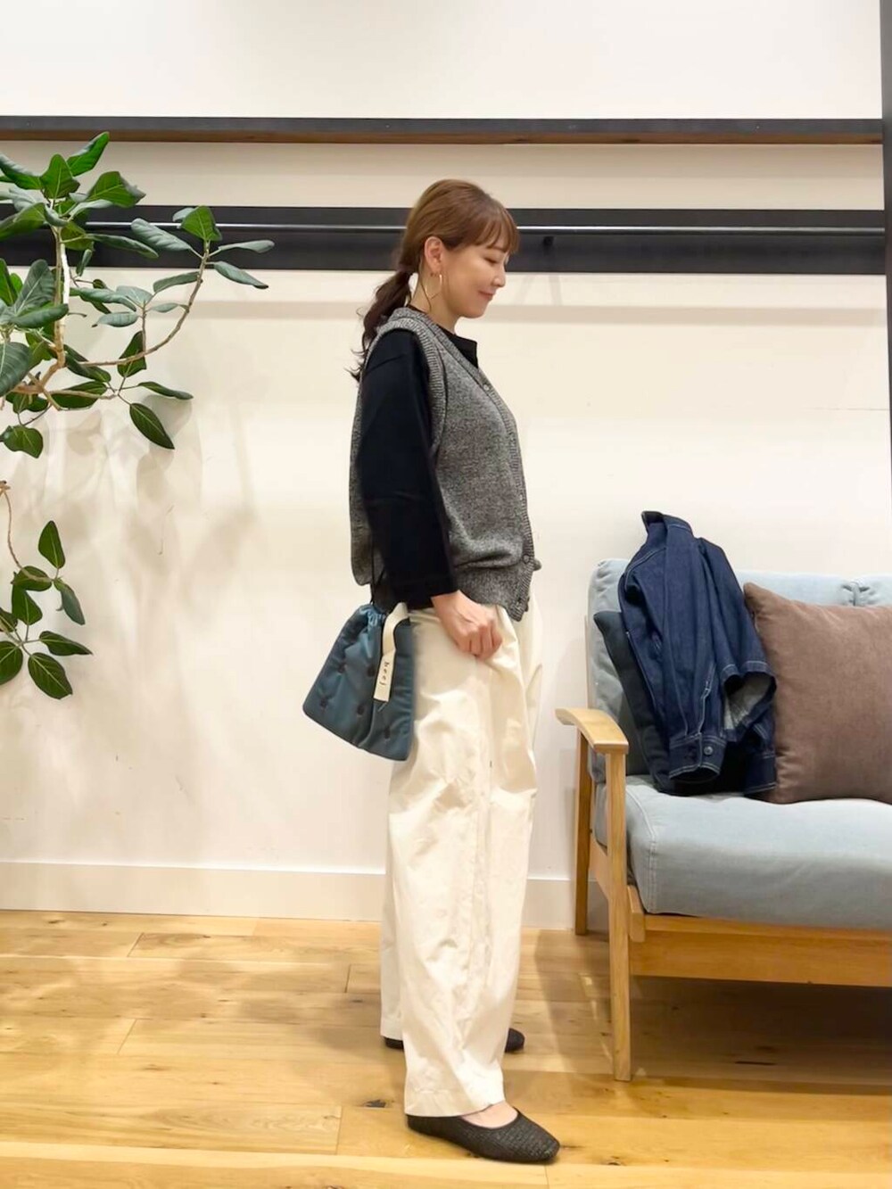 ブラック系のパンプス、ブラック系のTシャツ/カットソー、ブルー系のショルダーバッグを着用したレディースの秋コーディネートの4枚目の写真