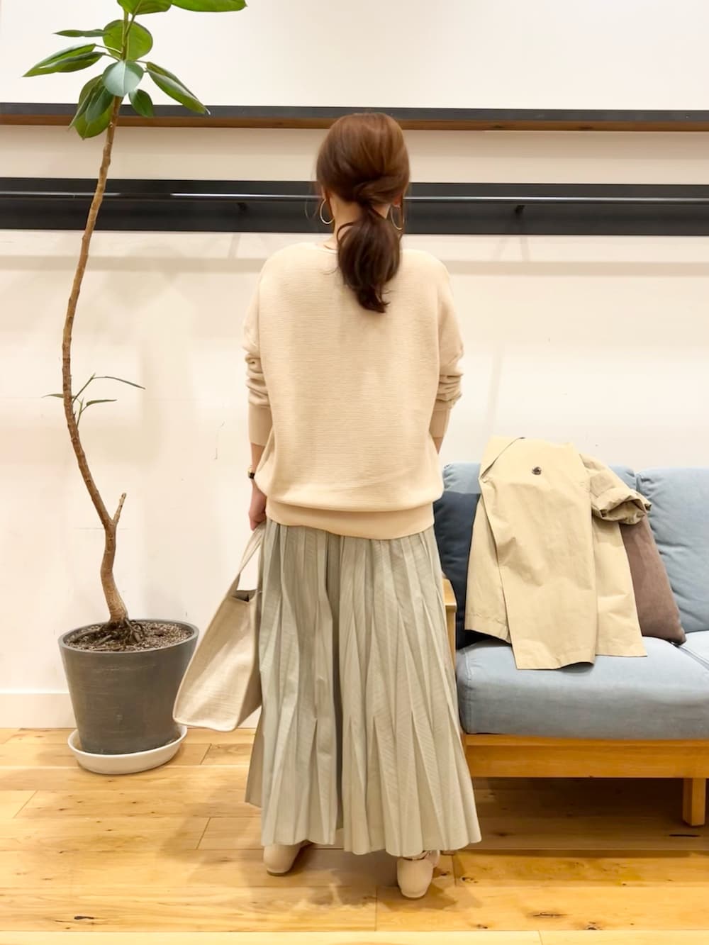 「デートコーデ、オトナカジュアル、低身長コーデ、春色、スカートスタイル」｜「URBAN RESEARCH DOORSのコットンボートネックガーターKNIT（ニット/セーター、ホワイト系）」を使った、+++ゆき+++さん（レディース・151cm）の春コーディネートの3枚目の写真