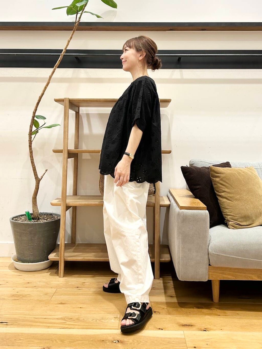 「低身長コーデ、40代、骨格ストレート、イエベ春、ストレート×イエベ春、ストレート×イエベ、一枚で決まるtシャツ、カジュアル派のtシャツコーデ、洒落見えイージーパンツ×サンダル、私が選ぶセールアイテム25ss」｜「URBAN RESEARCH DOORSのペーパートートバッグ（トートバッグ、ベージュ系）」を使った、+++ゆき+++さん（レディース・151cm）の夏コーディネートの5枚目の写真