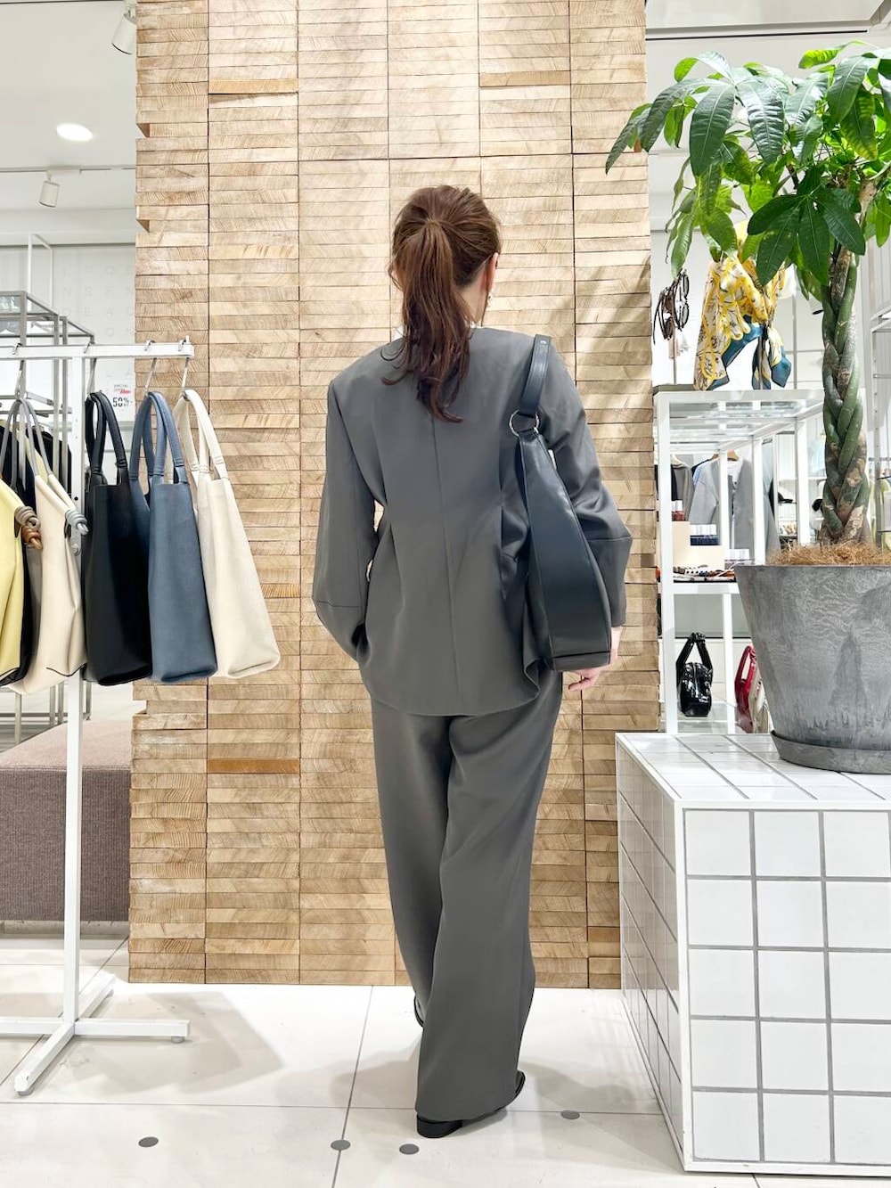 「セレモニースタイル、低身長コーデ、40代、春カラーコーデ、骨格ストレート、イエベ春、ストレート×イエベ春、ストレート×イエベ、ブラウスが主役の春コーデ」|「SENSE OF PLACE by URBAN RESEARCHのワンハンドルラウンドバッグ(ショルダーバッグ、ブラック系)」を使った、+++ゆき+++さん(レディース・151cm)の春コーディネートの3枚目の写真
