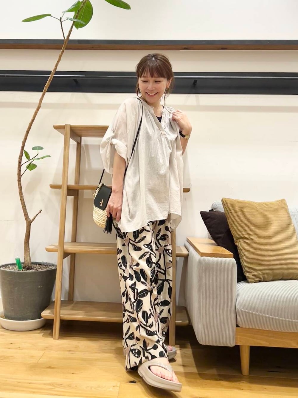 「doors、低身長コーデ、40代、骨格ストレート、イエベ春、ストレート×イエベ春、ストレート×イエベ、洒落見えイージーパンツ×サンダル、私が選ぶセールアイテム25ss」｜「RODE SKOのペーパーコンビショルダーバッグ（ショルダーバッグ、ベージュ系）」を使った、+++ゆき+++さん（レディース・151cm）の夏コーディネートの5枚目の写真