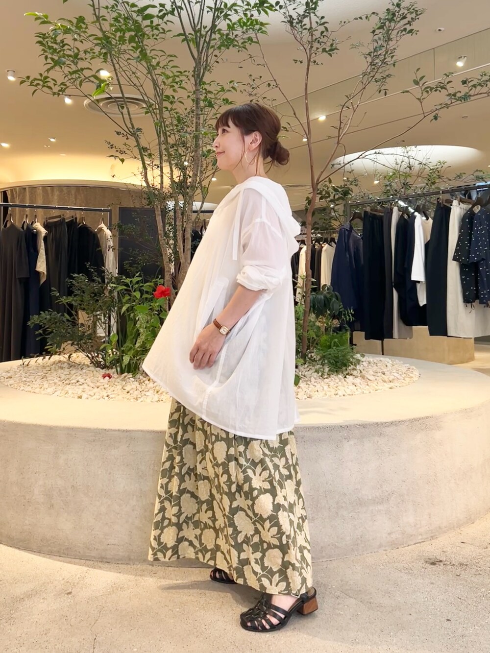 ホワイト系のシャツ/ブラウス、グリーン系のスカートを着用したレディースの夏コーディネートの3枚目の写真