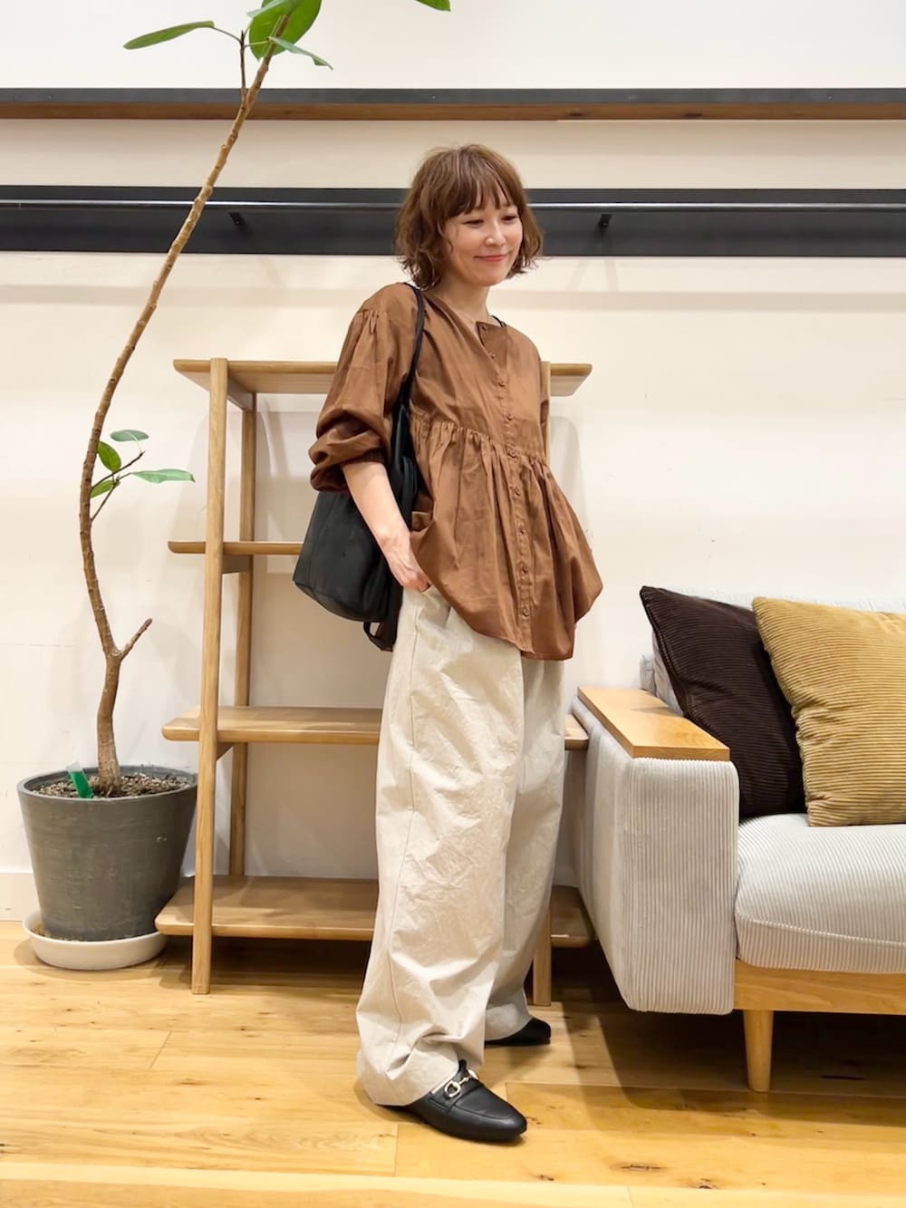 ブラウン系のシャツ/ブラウス、グレー系のその他パンツ、ブラック系のパンプスを着用したレディースの秋コーディネートの4枚目の写真