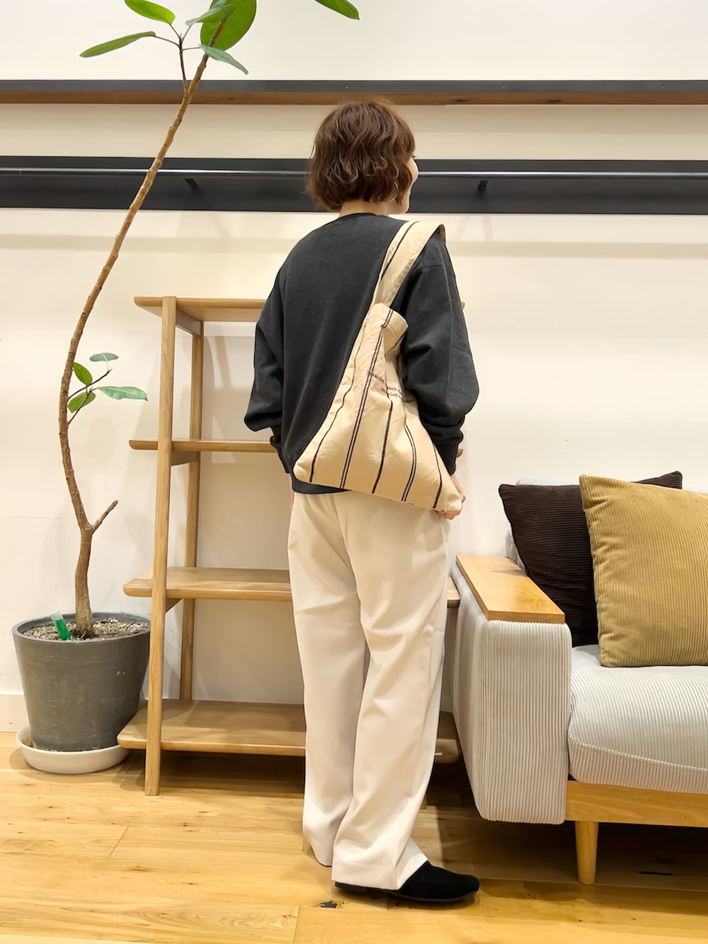 グレー系のカーディガン/ボレロ、グレー系のその他パンツ、ベージュ系のトートバッグを着用したレディースの秋コーディネートの2枚目の写真