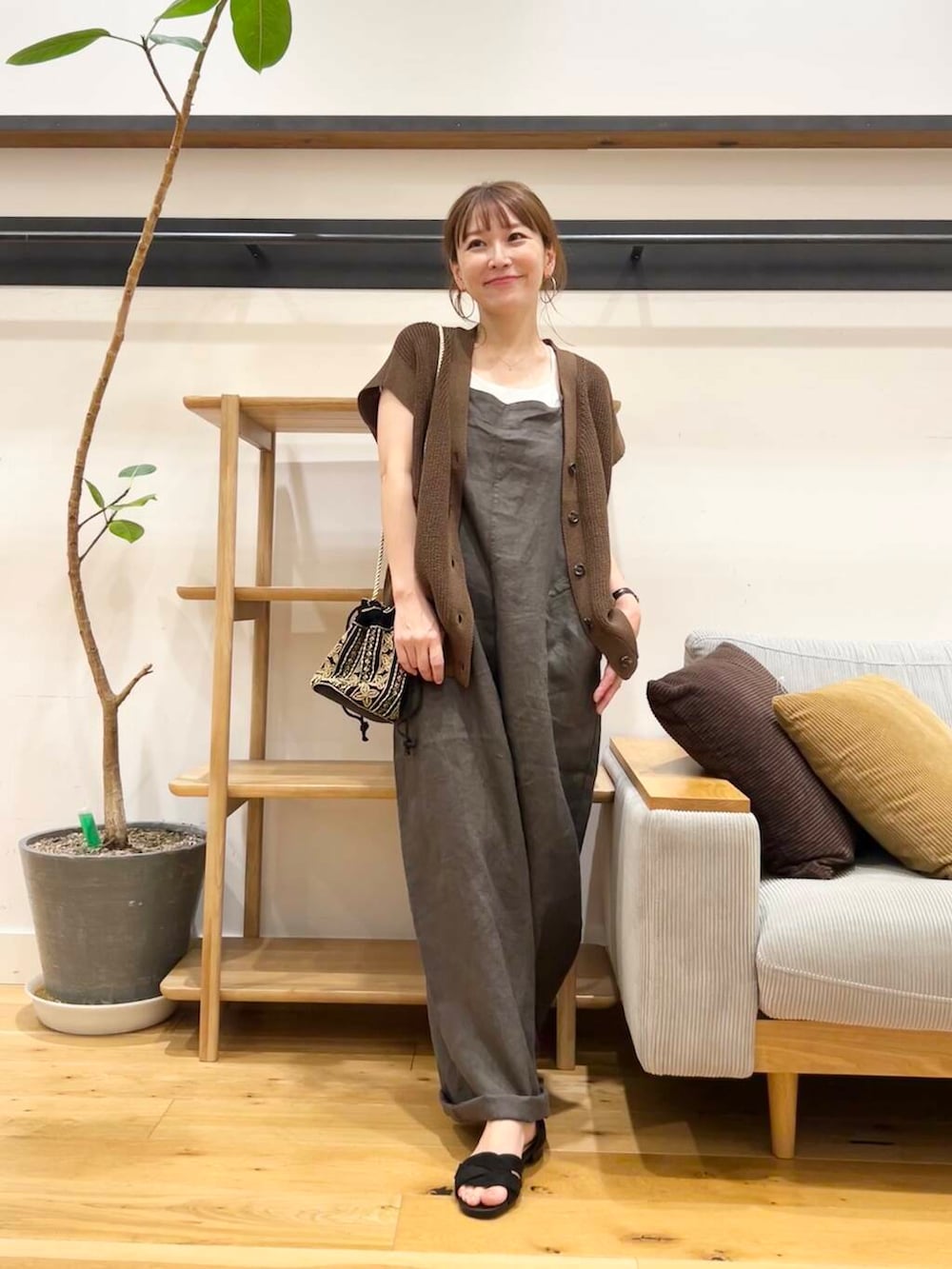 「doors、低身長コーデ、40代、骨格ストレート、イエベ春、ストレート×イエベ春、ストレート×イエベ、リネン着こなし術、洒落見えイージーパンツ×サンダル」|「URBAN RESEARCH DOORSの『一部WEB限定カラー』セパレートフラットサンダル(サンダル、ブラック系)」を使った、+++ゆき+++さん(レディース・151cm)の夏コーディネートの3枚目の写真