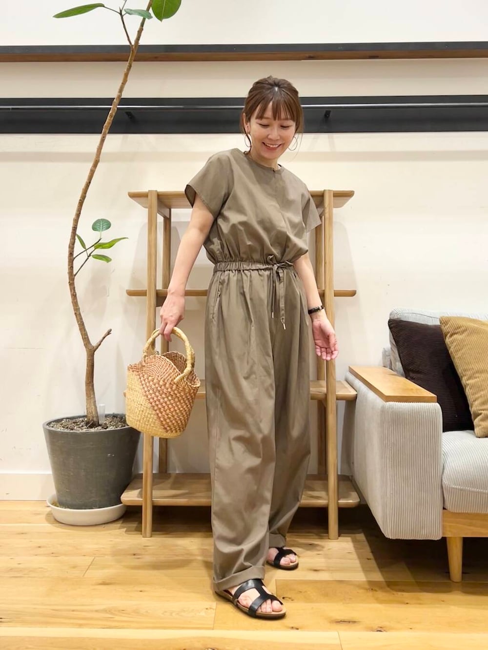 「doors、低身長コーデ、40代、骨格ストレート、イエベ春、ストレート×イエベ春、ストレート×イエベ、リネン着こなし術」｜「URBAN RESEARCH DOORSのリネンMIXコンビネゾン（サロペット/オーバーオール、ブラウン系）」を使った、+++ゆき+++さん（レディース・151cm）の夏コーディネートの3枚目の写真