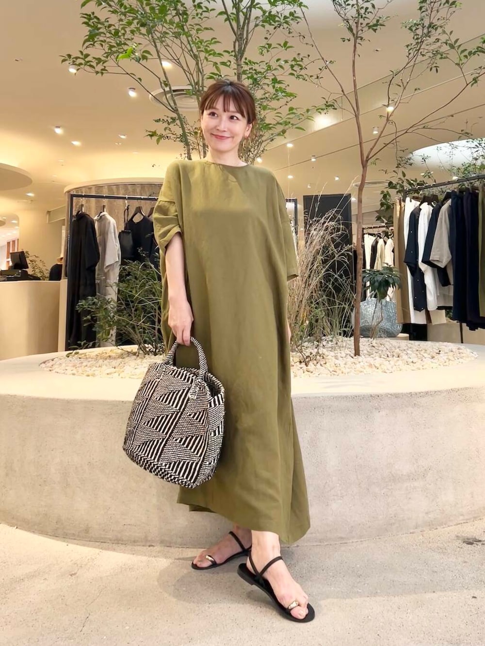 「doors、低身長コーデ、サンダルコーデ、40代、骨格ストレート、イエベ春、ストレート×イエベ春、ストレート×イエベ、リネン着こなし術」｜「かぐれの『2サイズ展開』リネンレーヨンワイドワンピース（ワンピース、グリーン系）」を使った、+++ゆき+++さん（レディース・151cm）の夏コーディネートの3枚目の写真