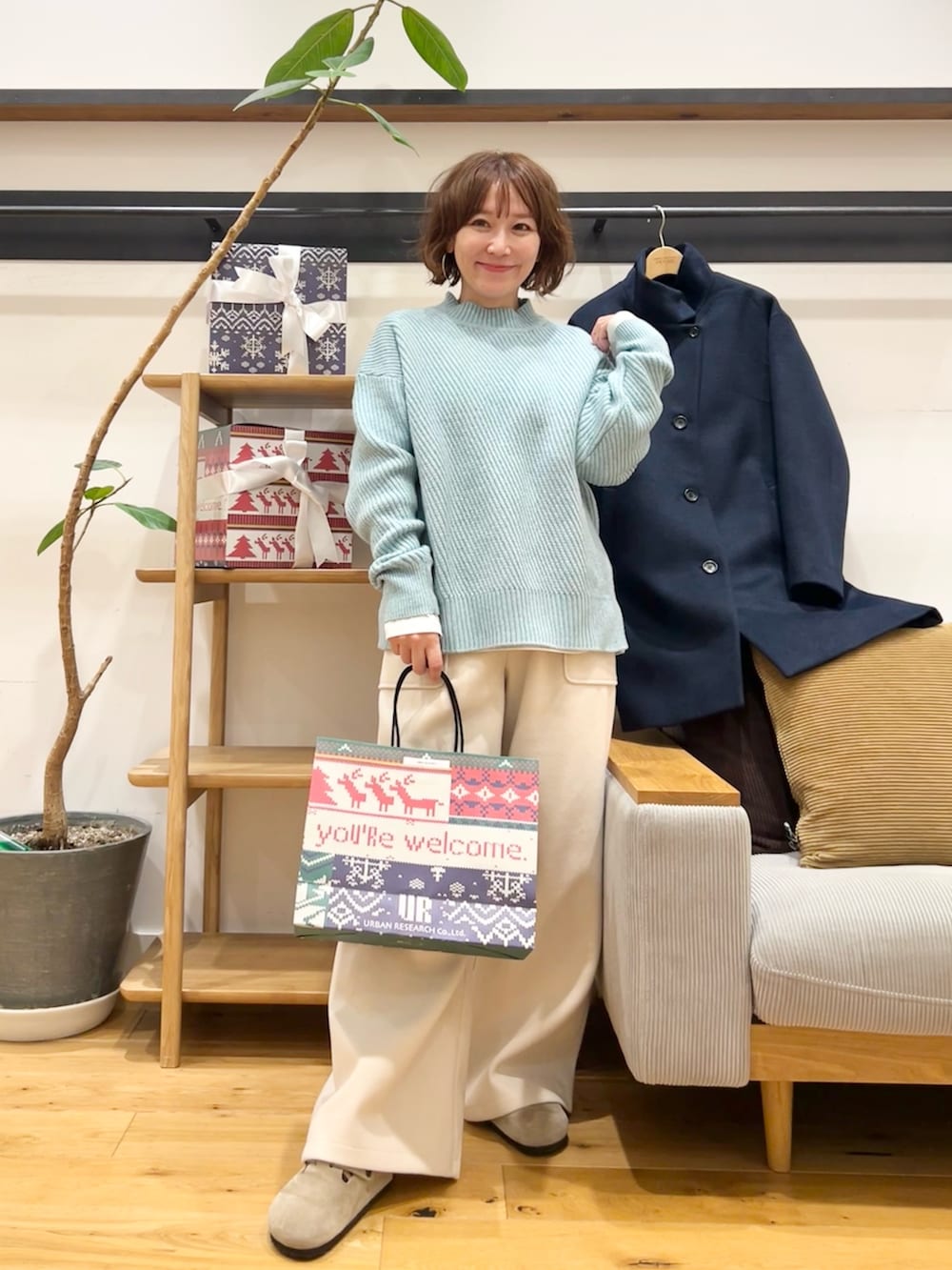 ブルー系のその他アウター、グリーン系のニット/セーター、ホワイト系のその他パンツを着用したレディースの冬コーディネートの8枚目の写真