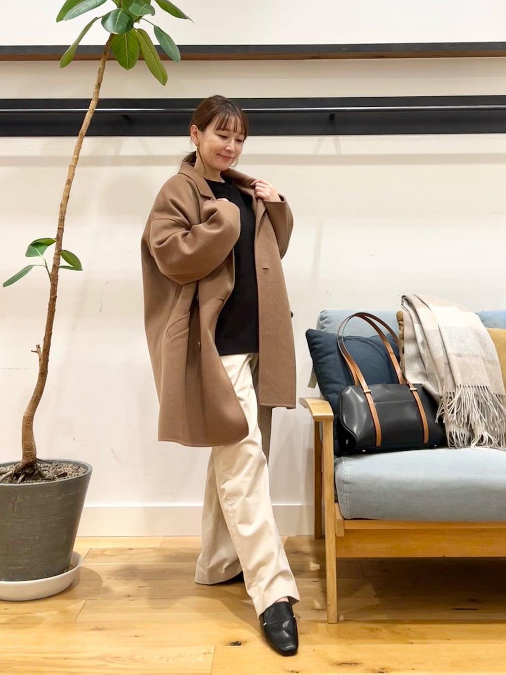 グレー系のTシャツ/カットソー、ブラック系のボストンバッグを着用したレディースの冬コーディネートの3枚目の写真