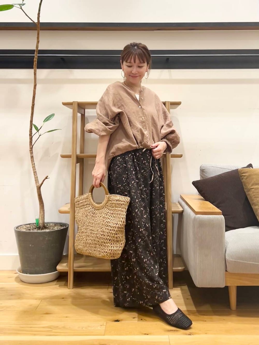 「doors、低身長コーデ、40代、骨格ストレート、イエベ春、ストレート×イエベ春、即戦力ブラウスコーデ、ストレート×イエベ、初夏のお出掛けコーデ」|「RODE SKOのウッドハンドルペーパーバッグ(トートバッグ、ベージュ系)」を使った、+++ゆき+++さん(レディース・151cm)の春コーディネートの4枚目の写真