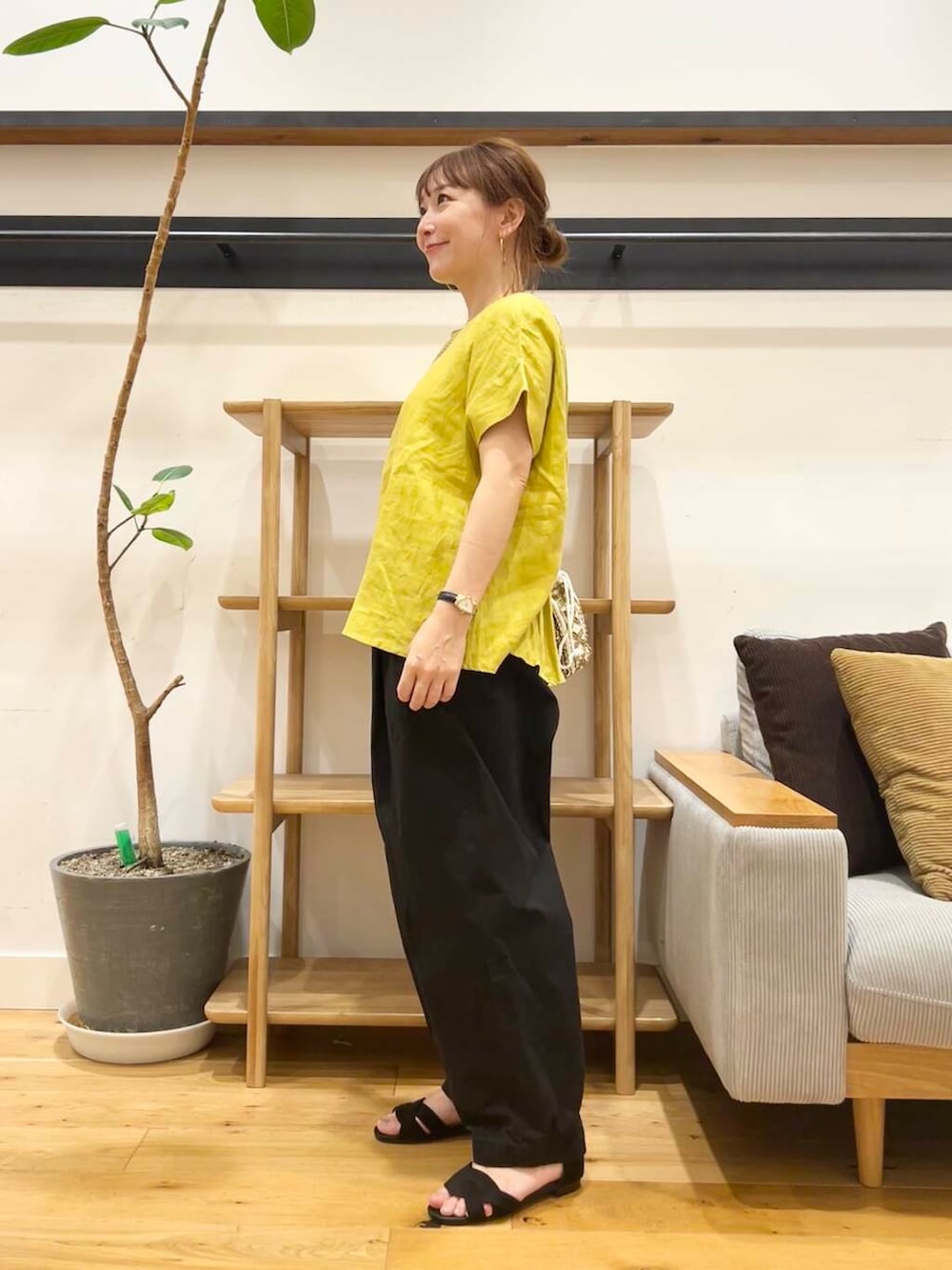 「doors、低身長コーデ、40代、骨格ストレート、イエベ春、ストレート×イエベ春、ストレート×イエベ、リネン着こなし術、万能ブラウスコーデ、洒落見えイージーパンツ×サンダル、イージーパンツ×サンダル」|「URBAN RESEARCH DOORSの『一部WEB限定カラー』セパレートフラットサンダル(サンダル、ブラック系)」を使った、+++ゆき+++さん(レディース・151cm)の夏コーディネートの2枚目の写真