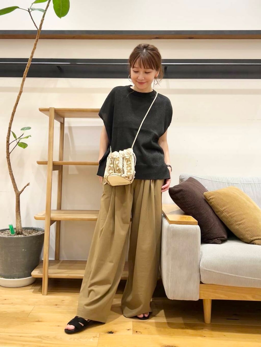 「doors、低身長コーデ、40代、骨格ストレート、イエベ春、ストレート×イエベ春、ストレート×イエベ、洒落見えイージーパンツ×サンダル、私が選ぶセールアイテム25ss」|「URBAN RESEARCH DOORSの『一部WEB限定カラー』セパレートフラットサンダル(サンダル、ブラック系)」を使った、+++ゆき+++さん(レディース・151cm)の夏コーディネートの5枚目の写真