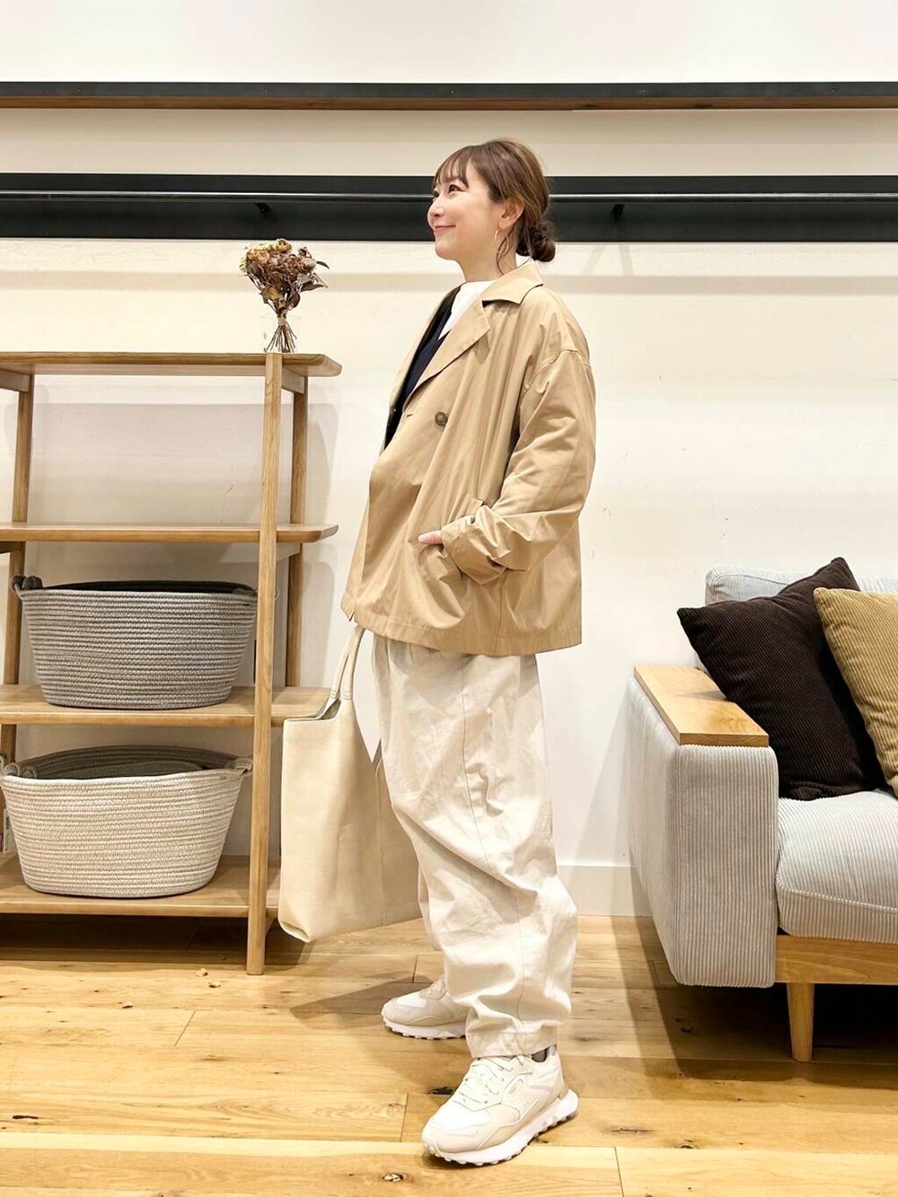 「doors、低身長コーデ、40代、骨格ストレート、イエベ春、ストレート×イエベ春、春アウターコーデ、ストレート×イエベ、新作スニーカーコーデ」｜「URBAN RESEARCH DOORSのミドルインレイVネックプルオーバー（Tシャツ/カットソー、ブルー系）」を使った、+++ゆき+++さん（レディース・151cm）の冬コーディネートの7枚目の写真