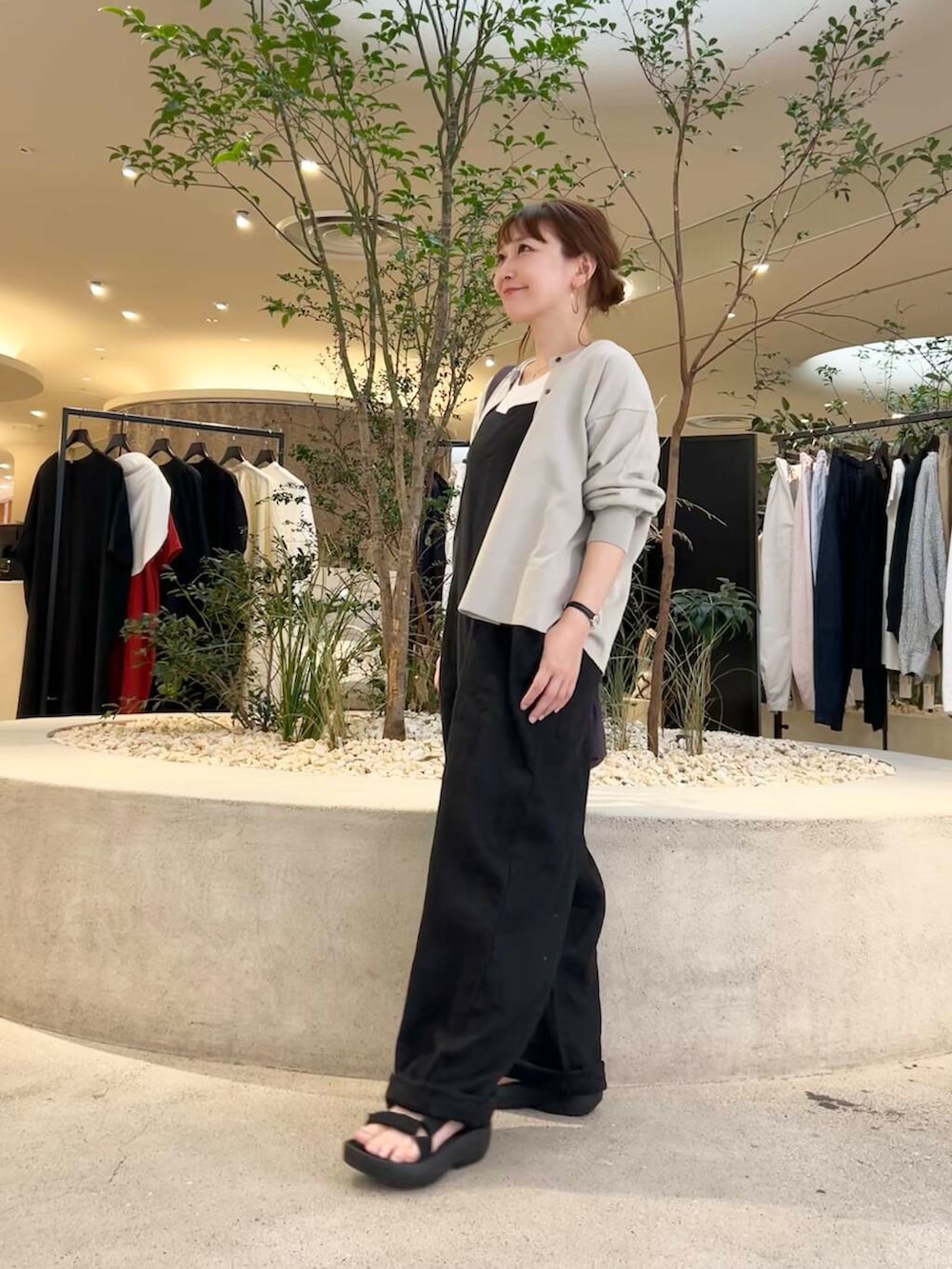 「リネン、doors、低身長コーデ、40代、骨格ストレート、イエベ春、ストレート×イエベ春、ストレート×イエベ」｜「かぐれのリネンサロペット（サロペット/オーバーオール、ブラック系）」を使った、+++ゆき+++さん（レディース・151cm）の春コーディネートの2枚目の写真